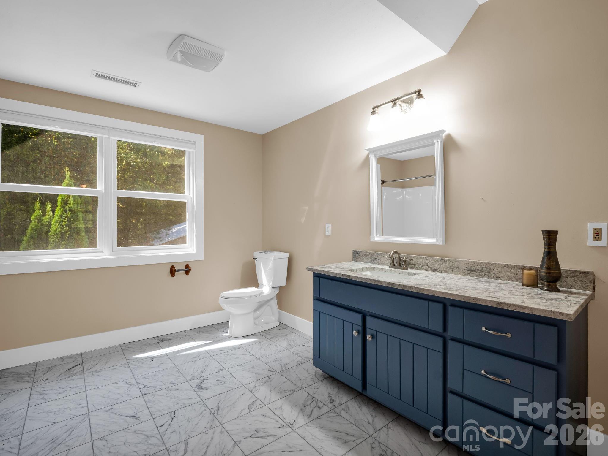 Full guest bath - upper level - 119 Mountain Bluff Trail, Hendersonville