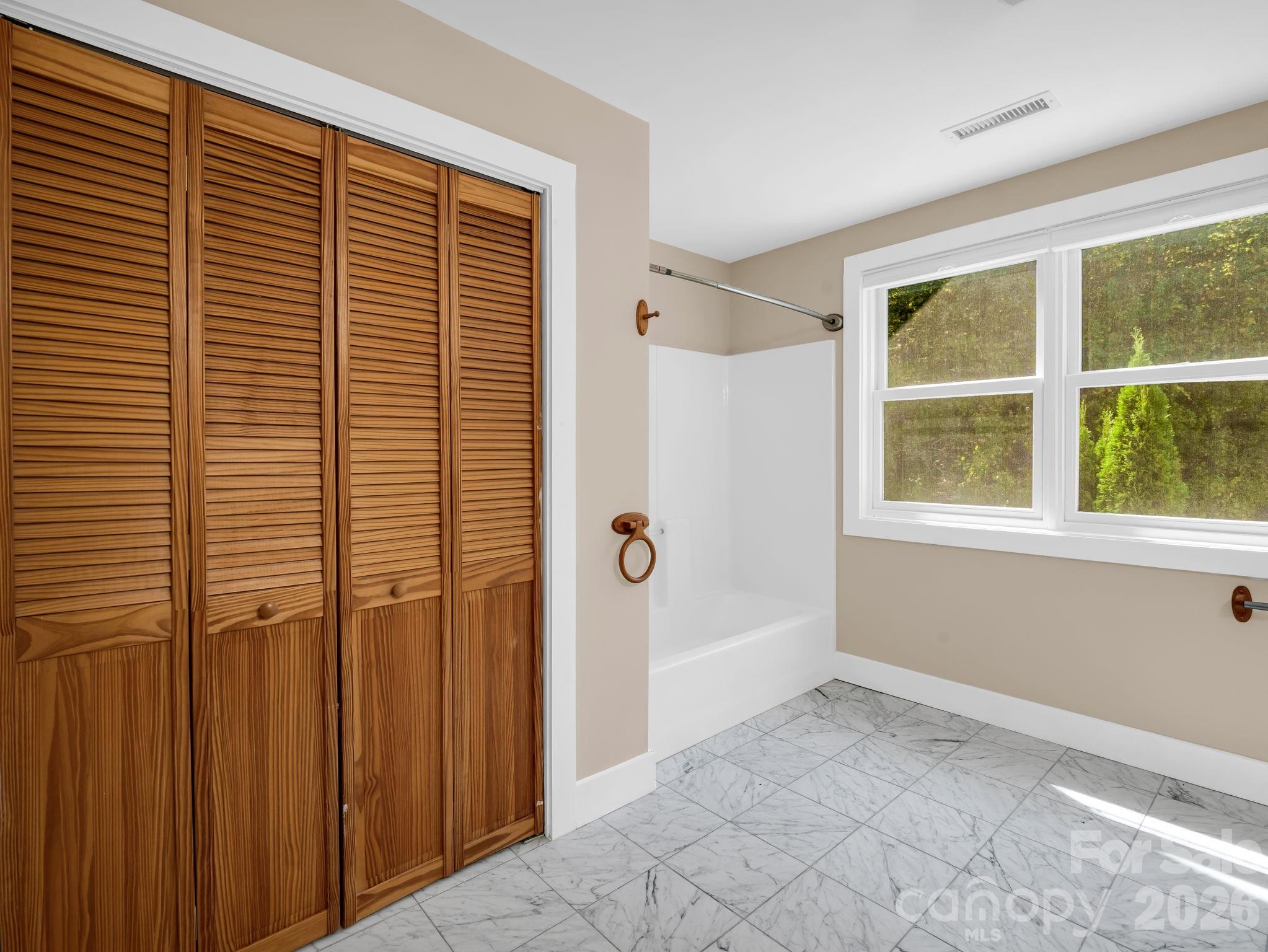 Full guest bath - upper level - 119 Mountain Bluff Trail, Hendersonville