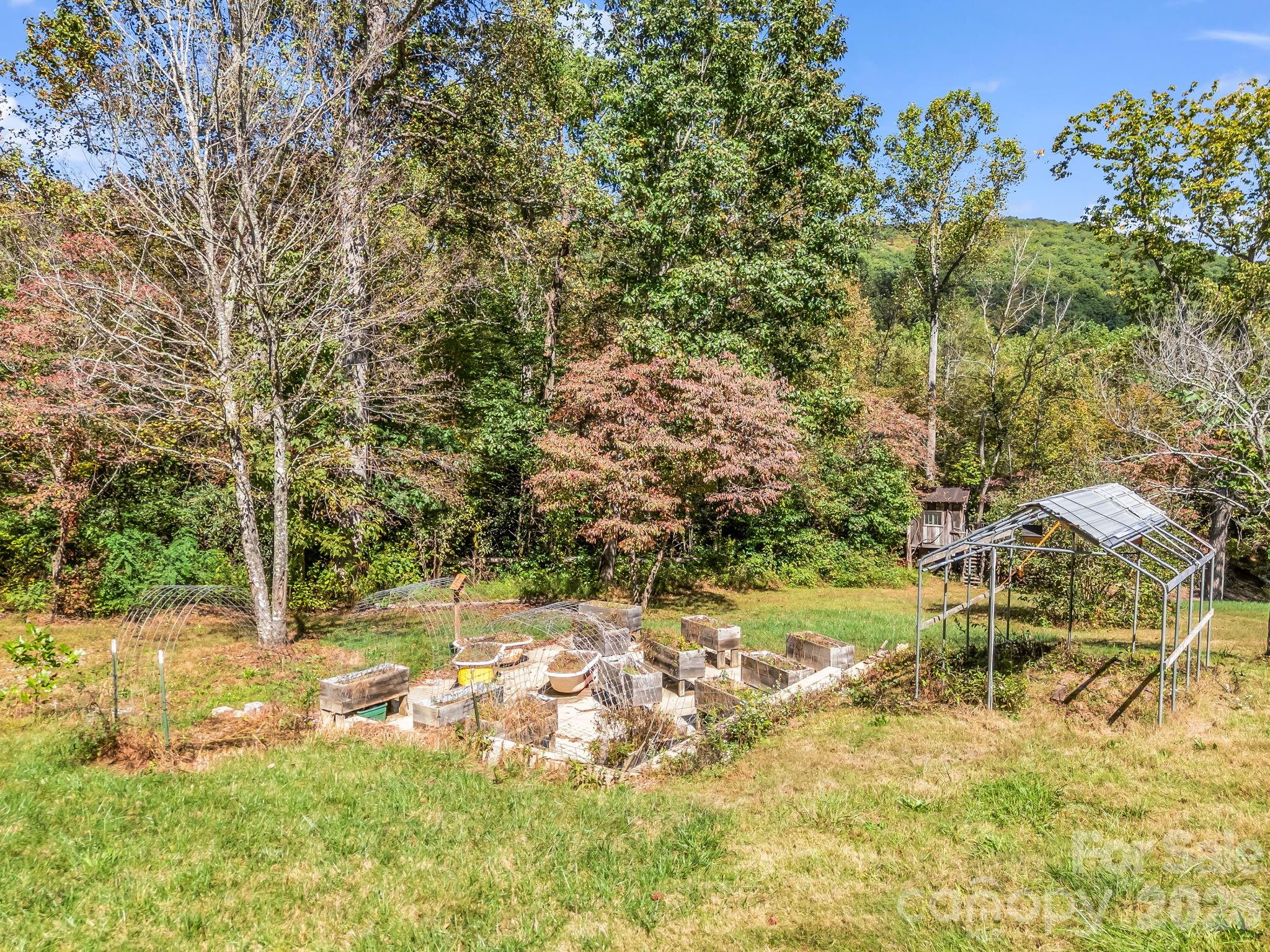 Raised-bed gardens - 119 Mountain Bluff Trail, Hendersonville