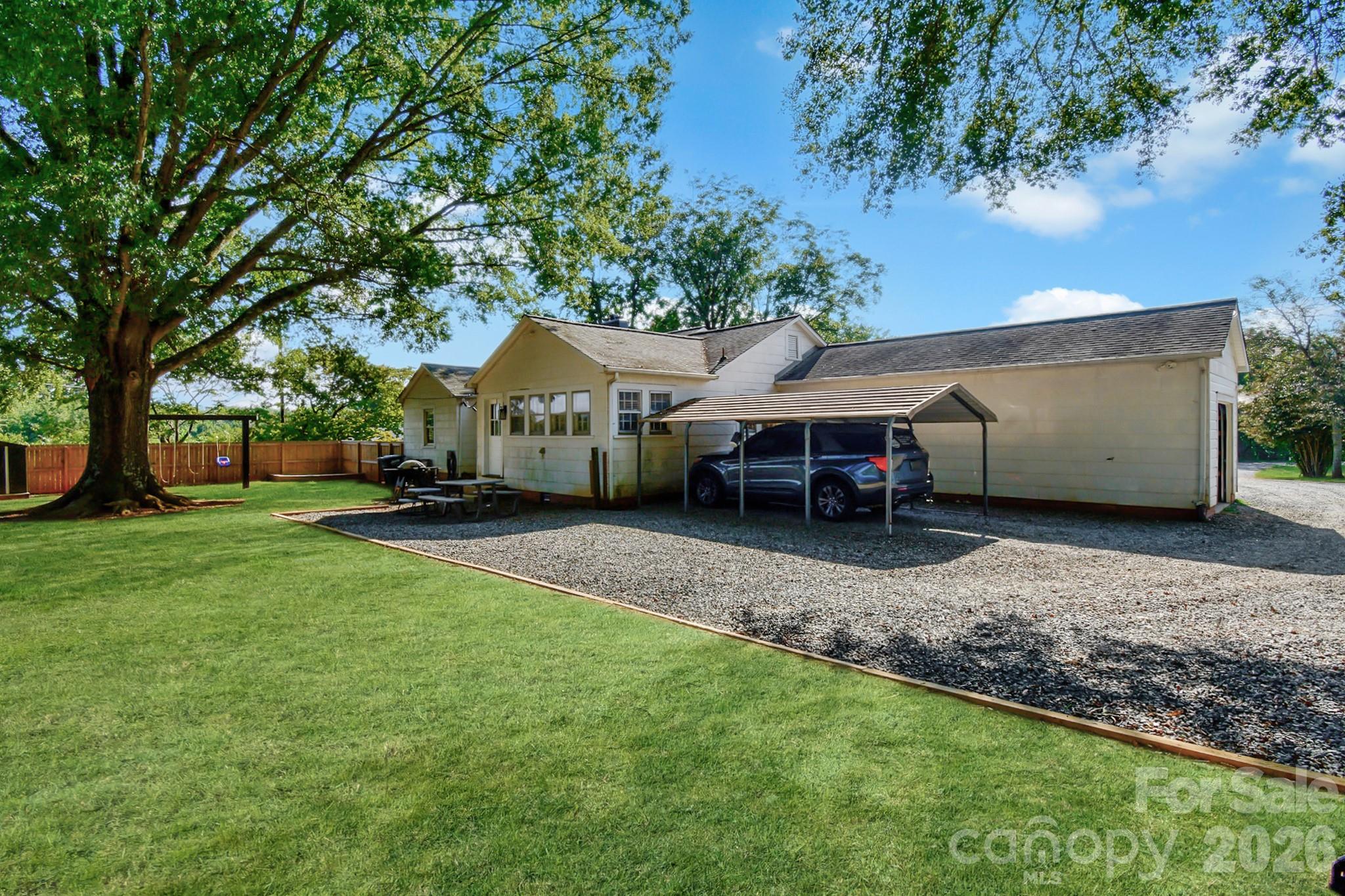 Plenty of parking! - 541 Perry Road, Troutman