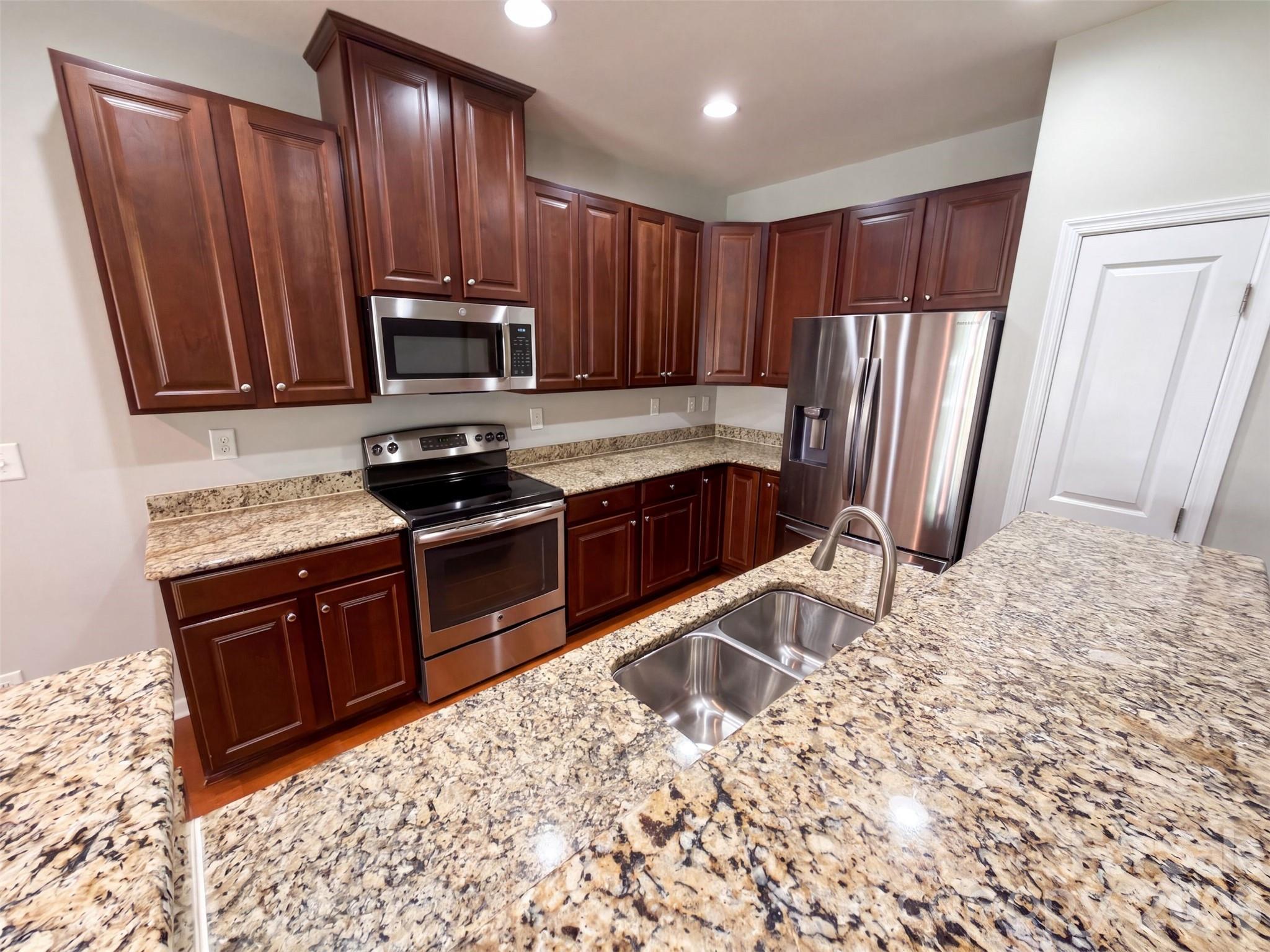 Single Family Residence at 1006 Oakmere Road, Waxhaw, photo 2 of 15