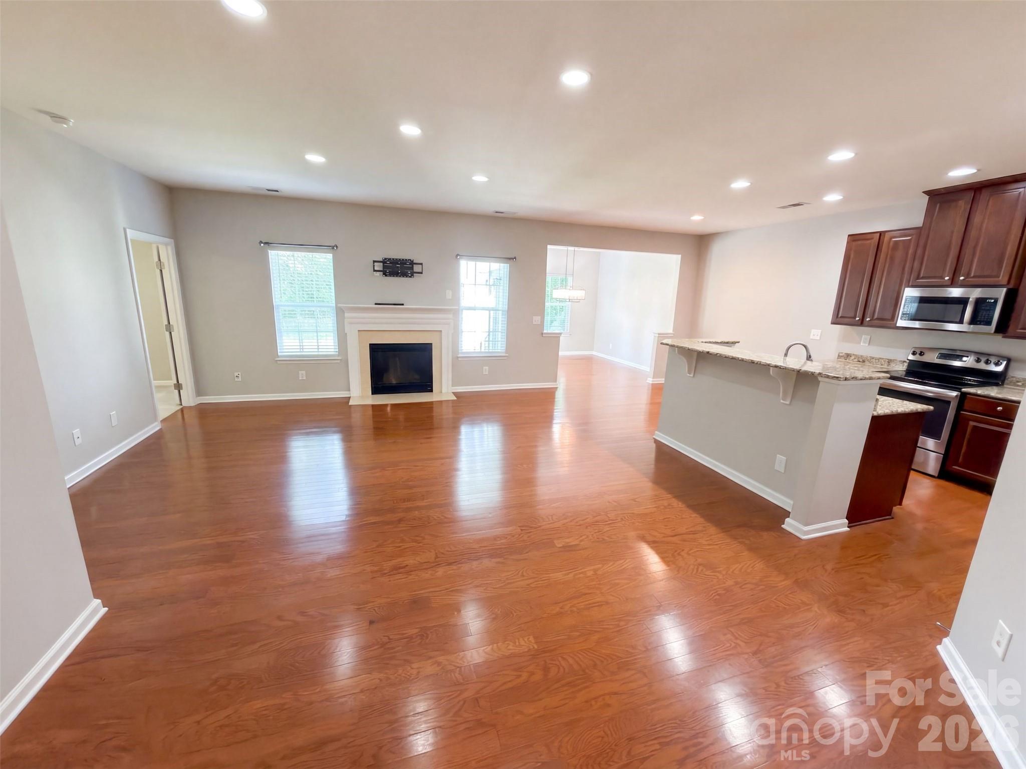 Single Family Residence at 1006 Oakmere Road, Waxhaw, photo 3 of 15