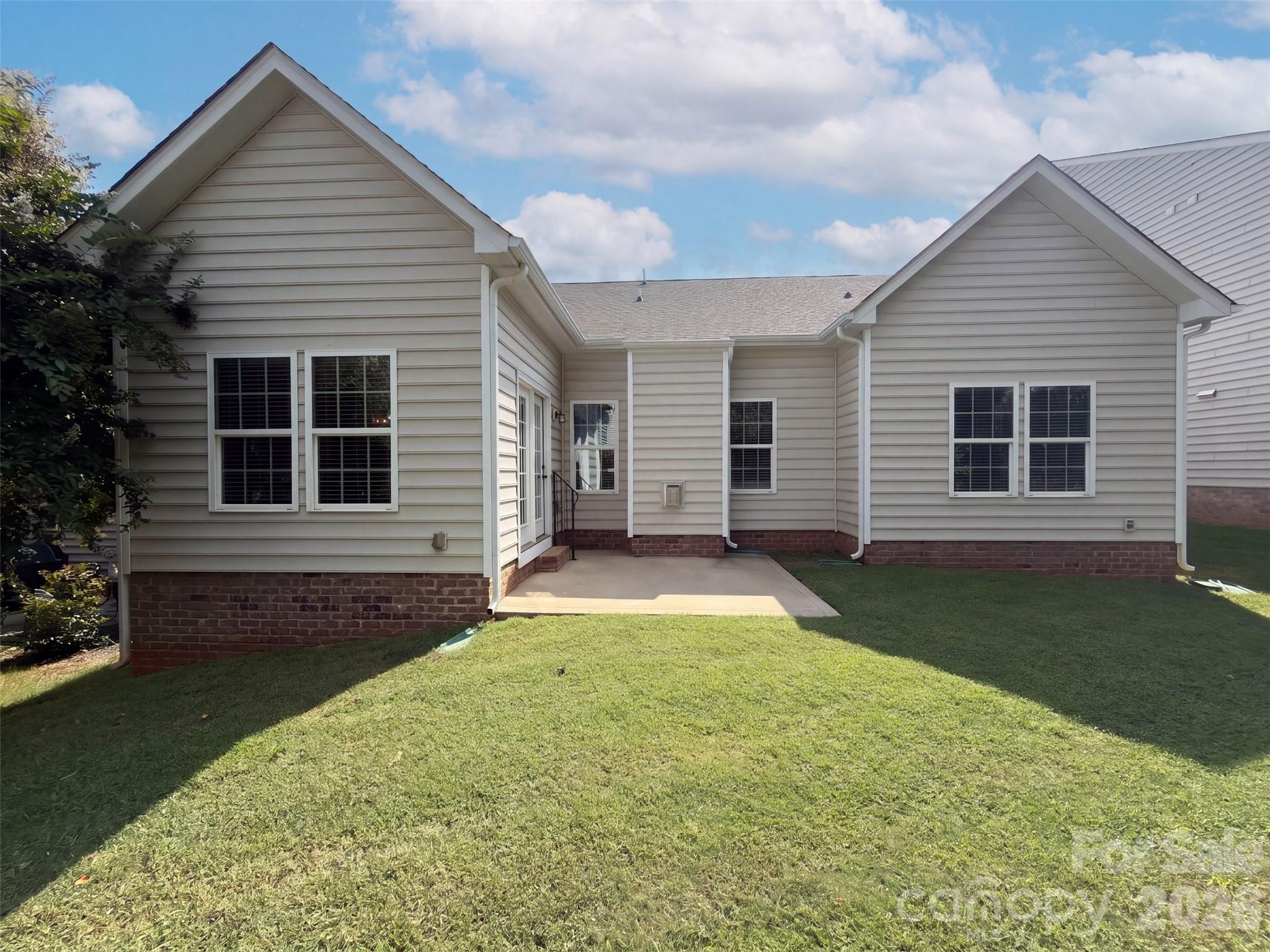 Single Family Residence at 1006 Oakmere Road, Waxhaw, photo 5 of 15