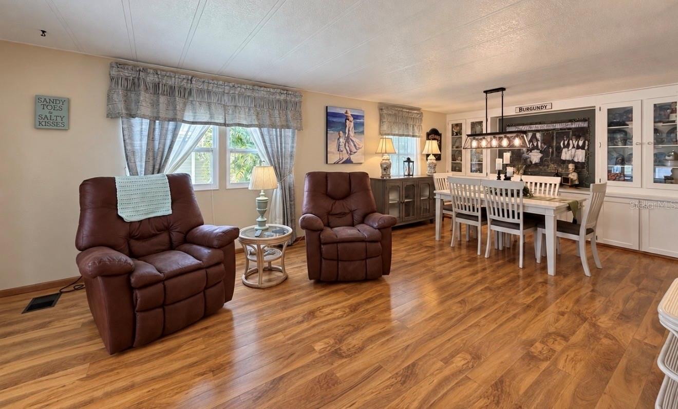 Living room/dining room - 1100 BELCHER RD S #535, LARGO