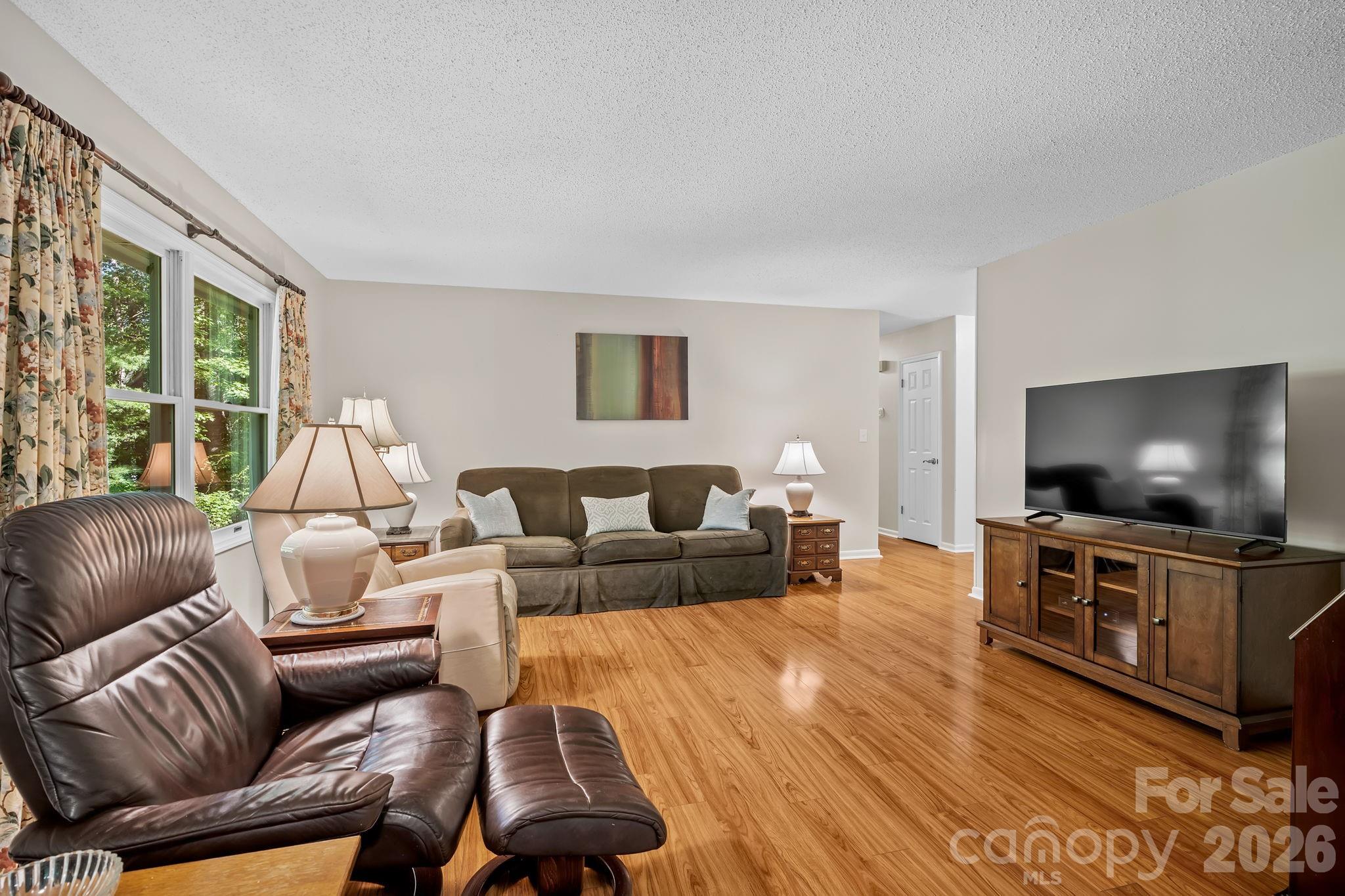 Single Family Residence at 2 Brae Burn Way, Arden, photo 8 of 31
