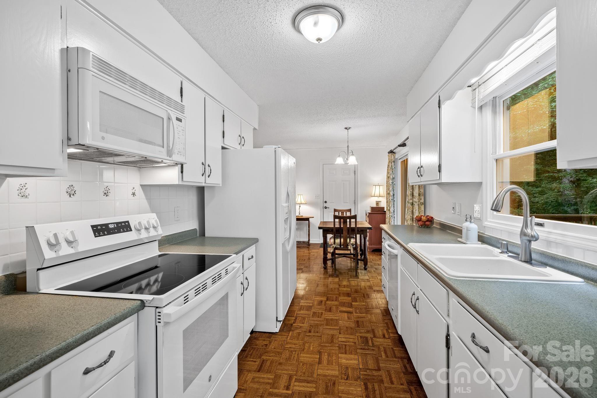 Single Family Residence at 2 Brae Burn Way, Arden, photo 10 of 31