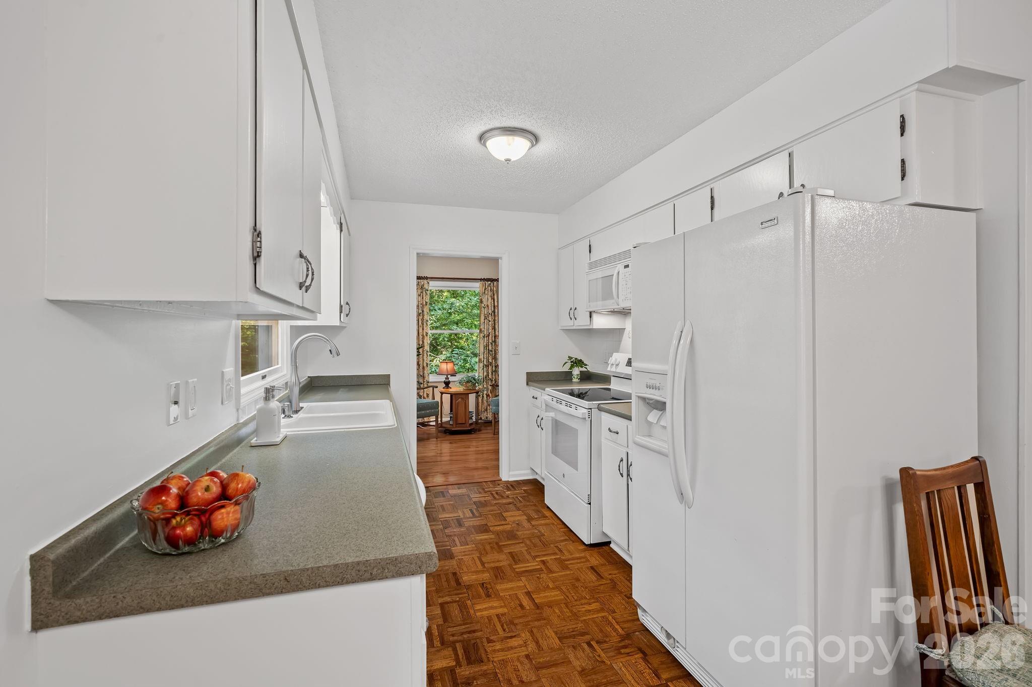 Single Family Residence at 2 Brae Burn Way, Arden, photo 11 of 31