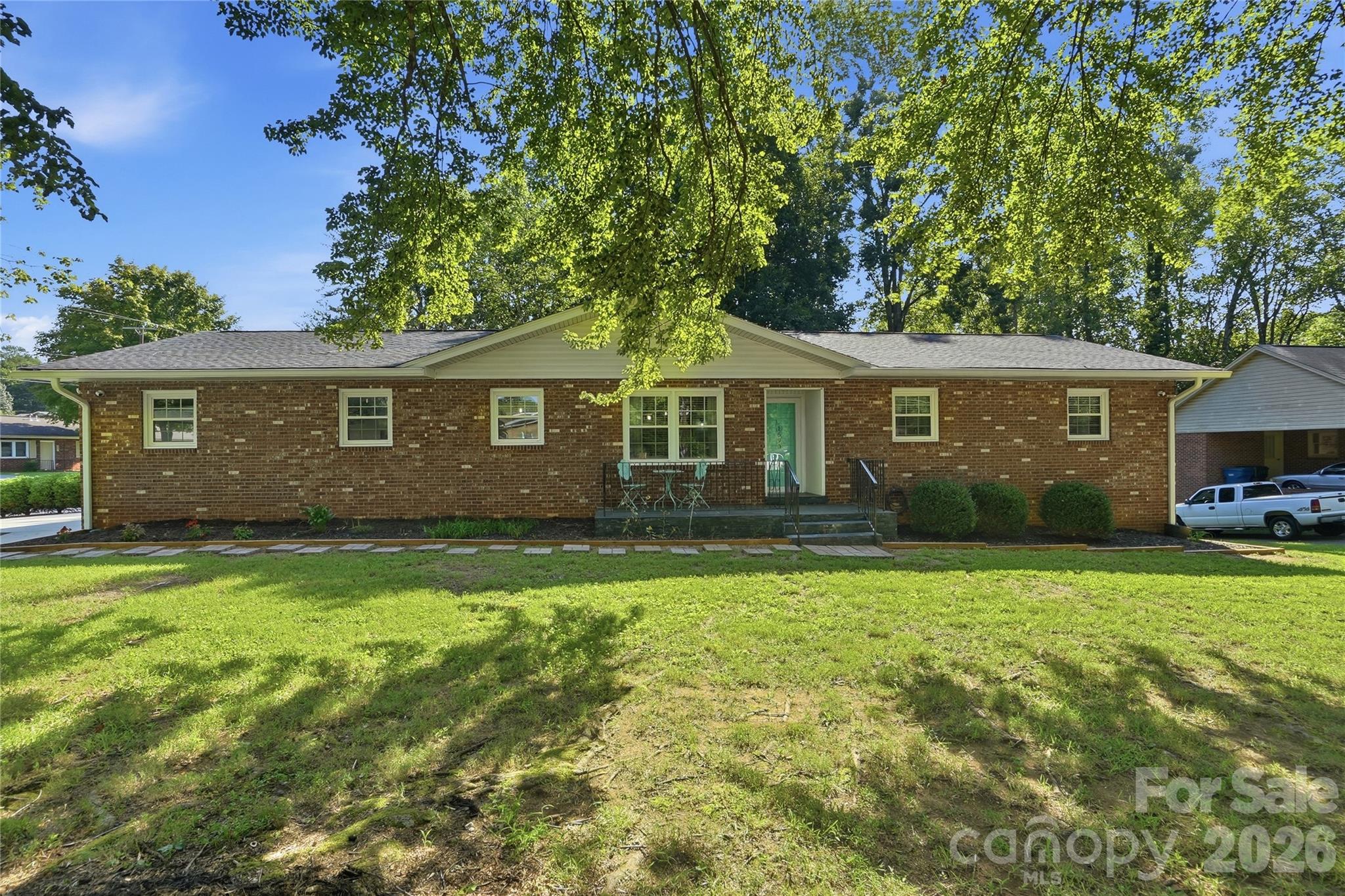 Welcome home! - 1690 26th Street NE, Hickory
