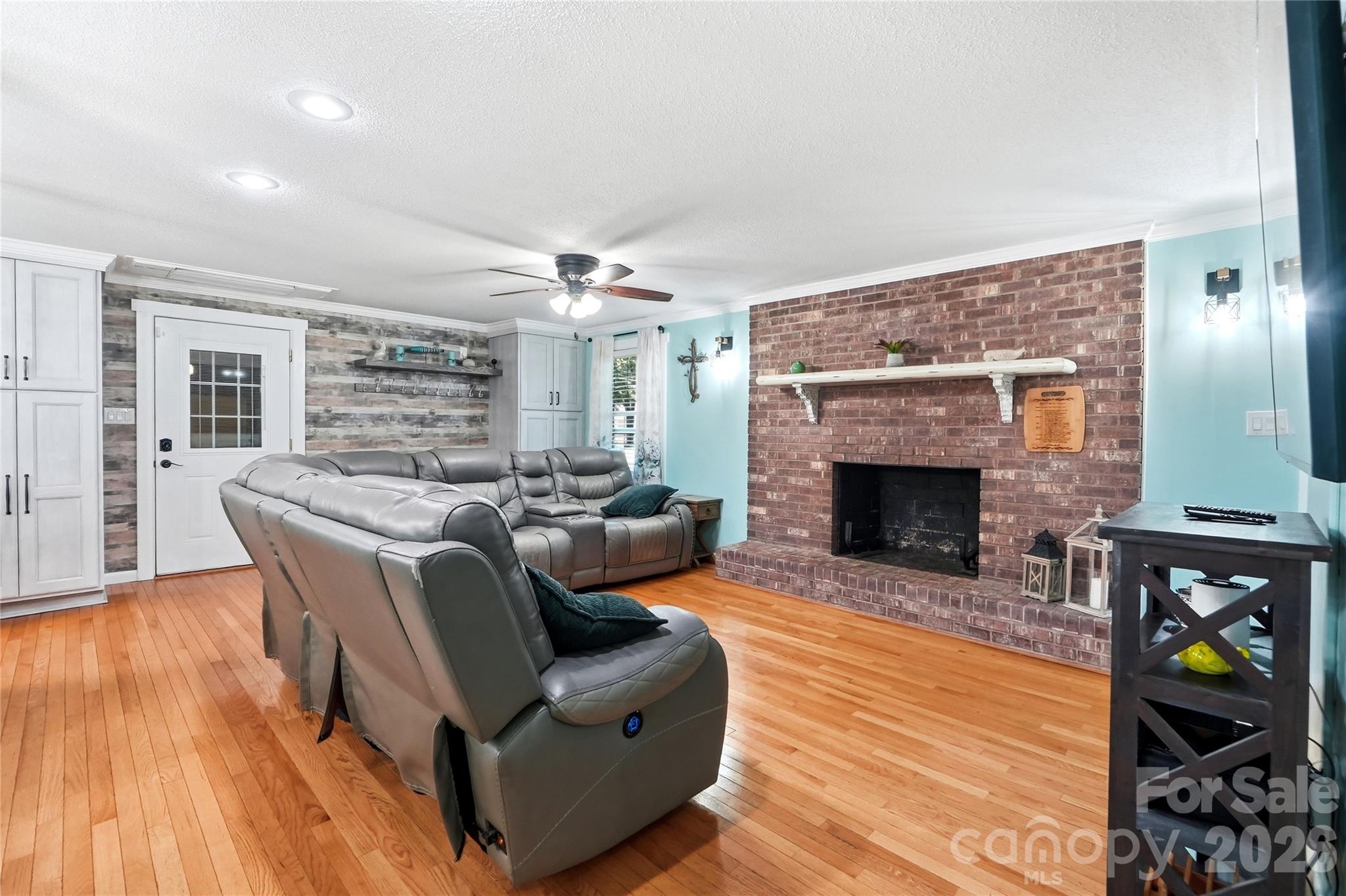Open living - 1690 26th Street NE, Hickory