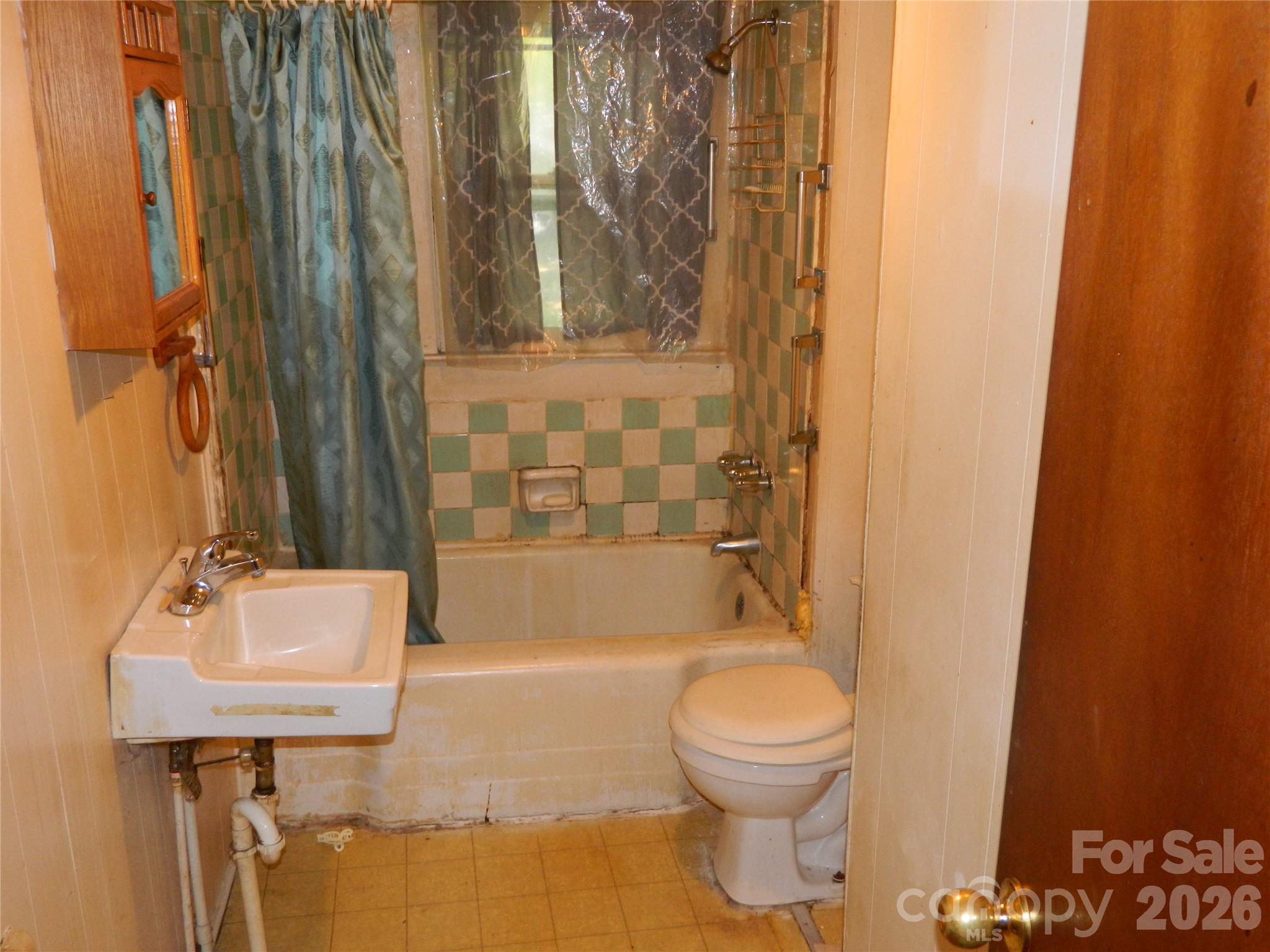 Hall Bath - 310 Reform Street SW, Lenoir