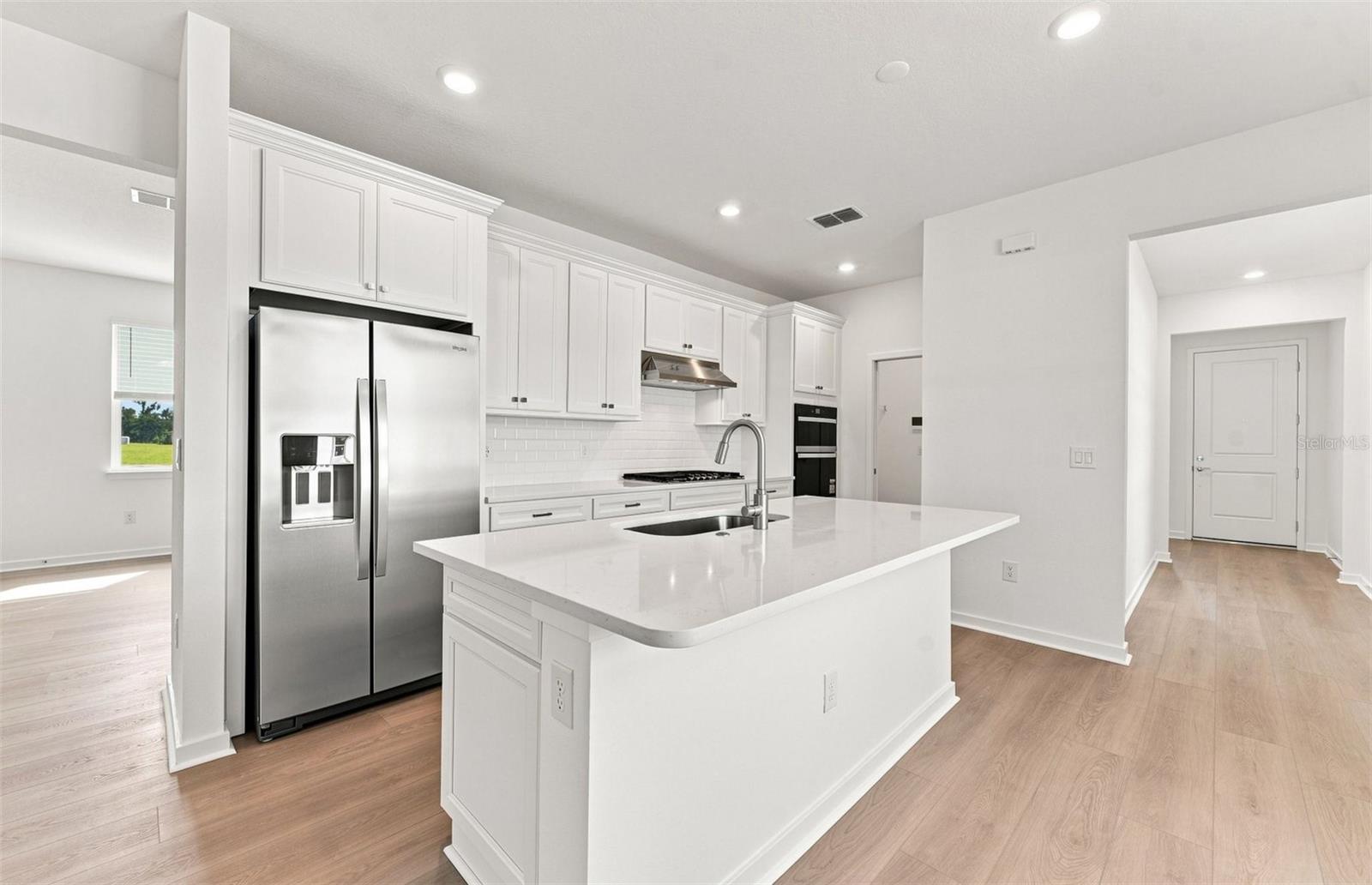 Stylish Built-in Kitchen - 14753 SUNLIT CIR, PARRISH