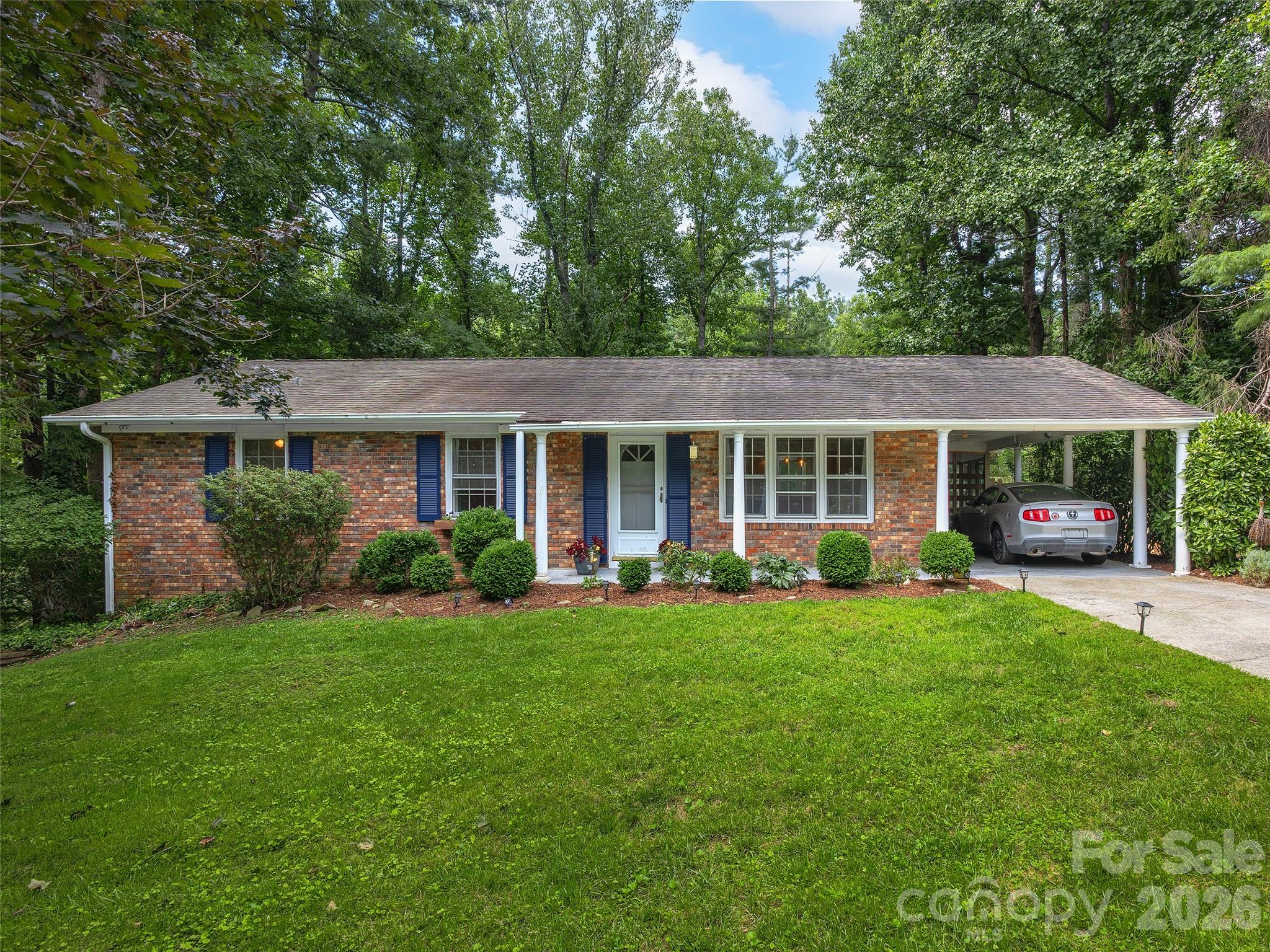 Single Family Residence at 921 Indian Hill Road, Hendersonville, photo 2 of 33
