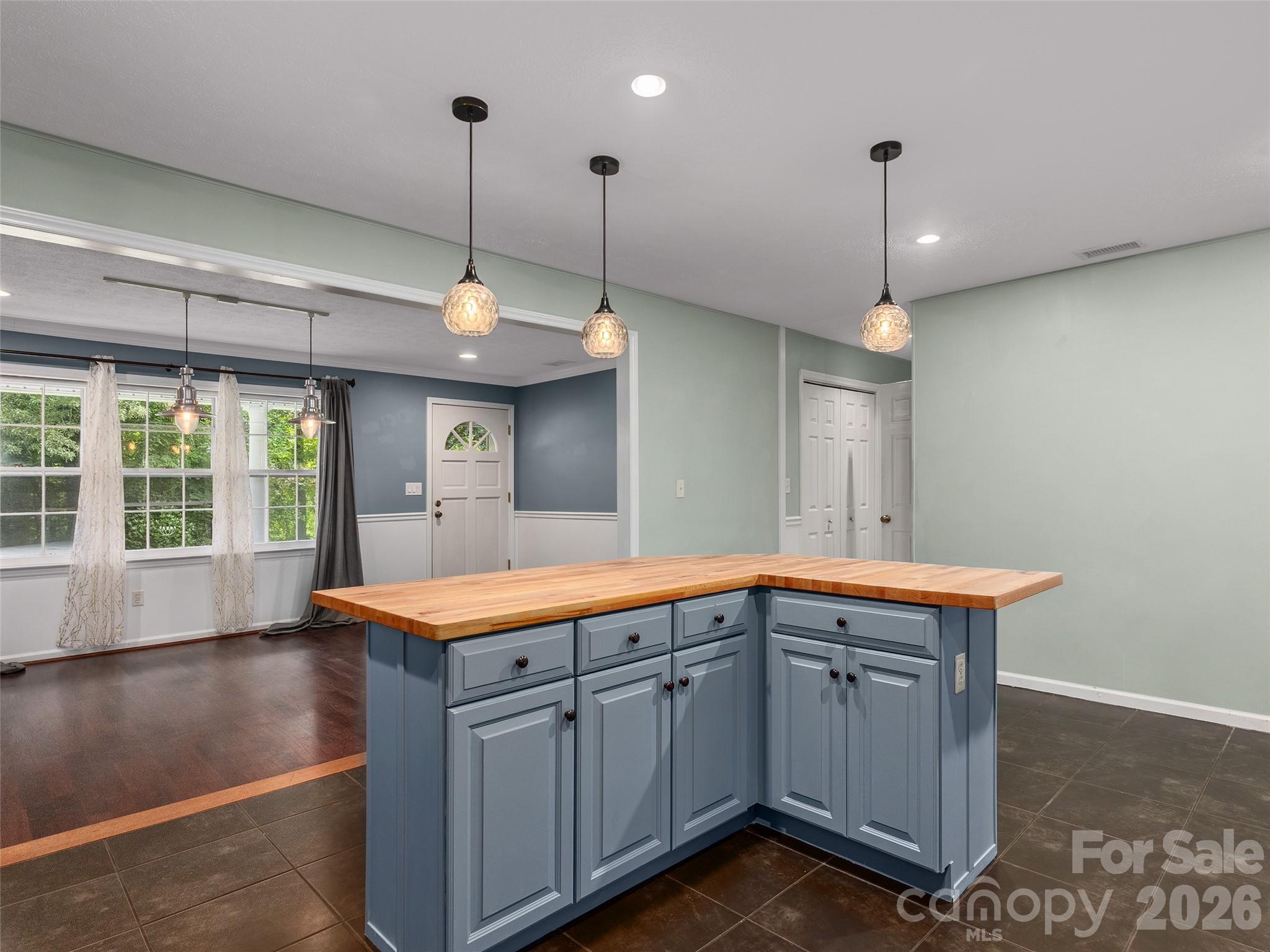 Single Family Residence at 921 Indian Hill Road, Hendersonville, photo 6 of 33