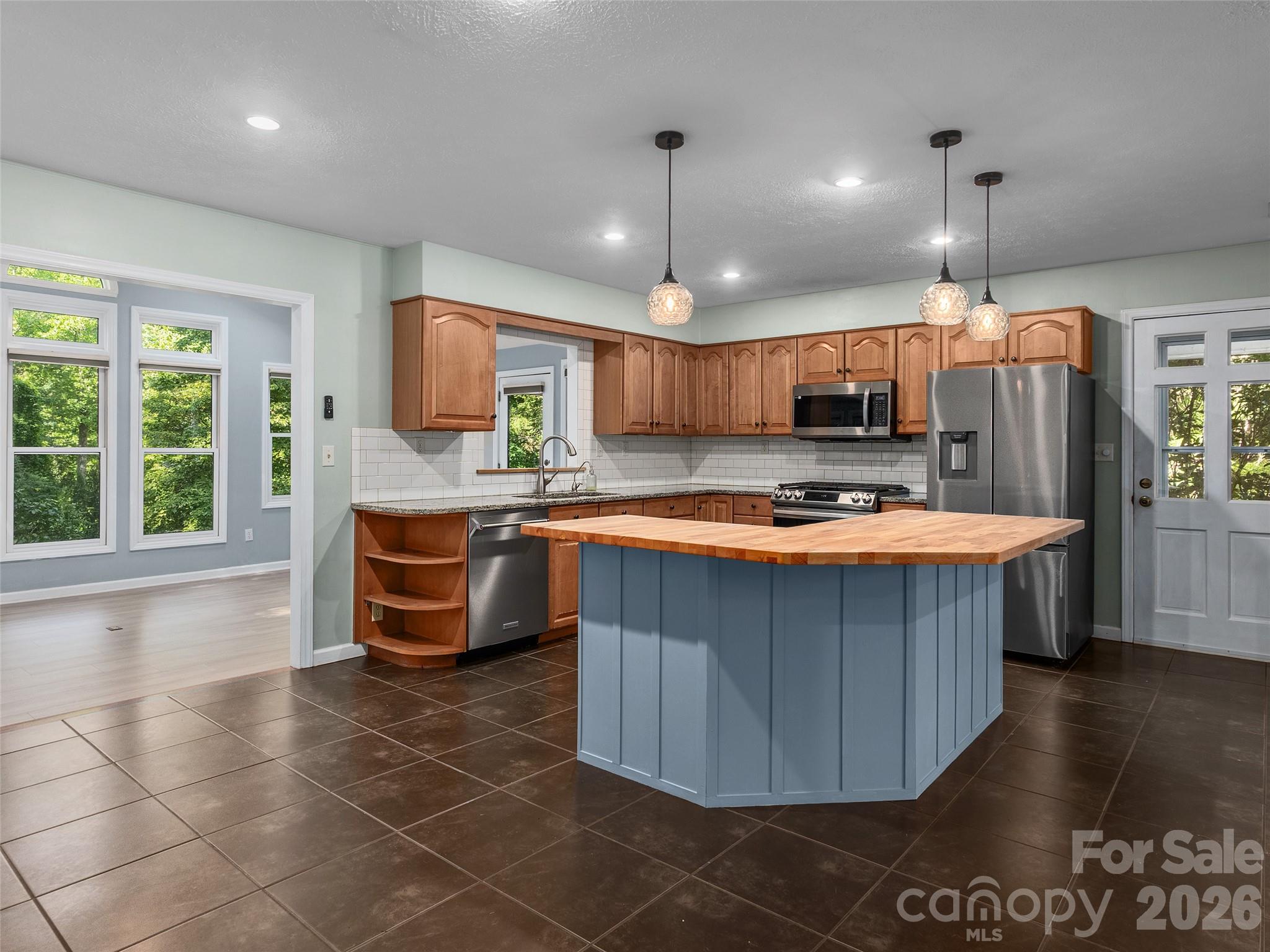Single Family Residence at 921 Indian Hill Road, Hendersonville, photo 11 of 33
