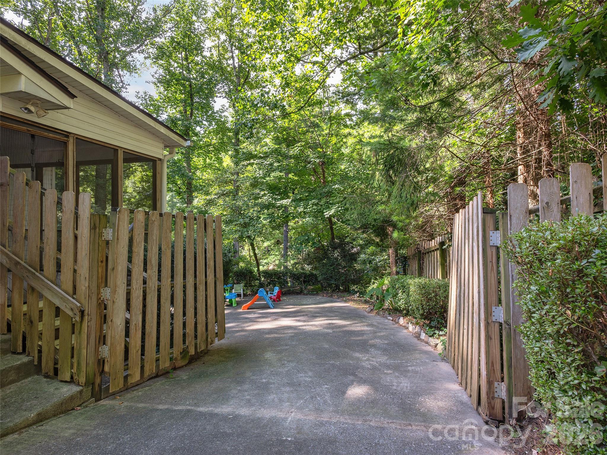Single Family Residence at 921 Indian Hill Road, Hendersonville, photo 25 of 33