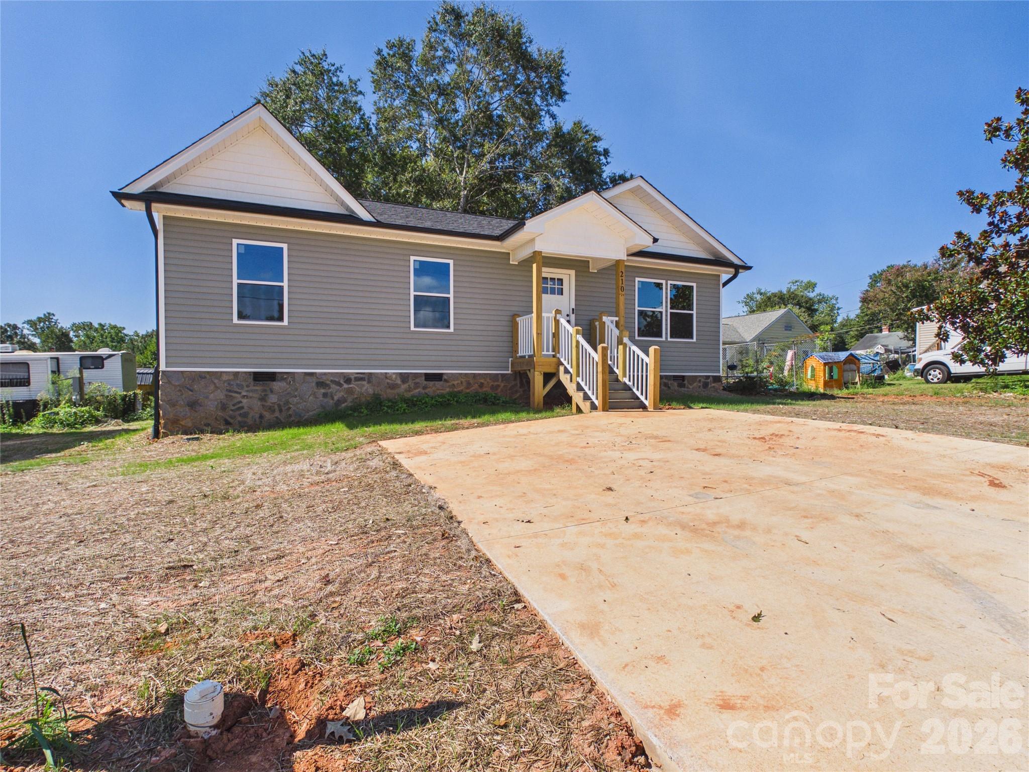 Single Family Residence at 210 22nd Avenue Place NE, Hickory, photo 2 of 25
