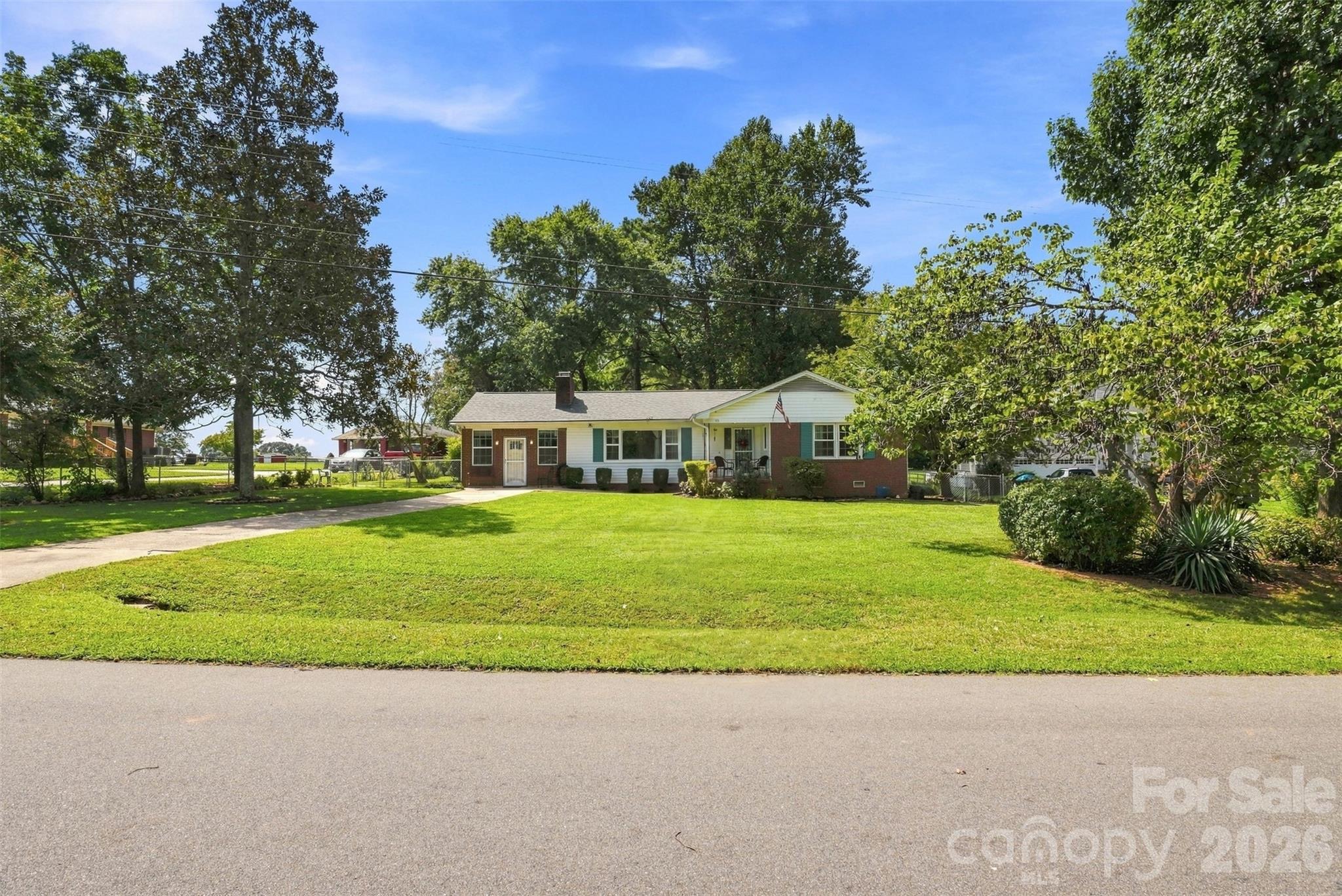 Single Family Residence at 515 Lakewood Drive, Gastonia, photo 7 of 38