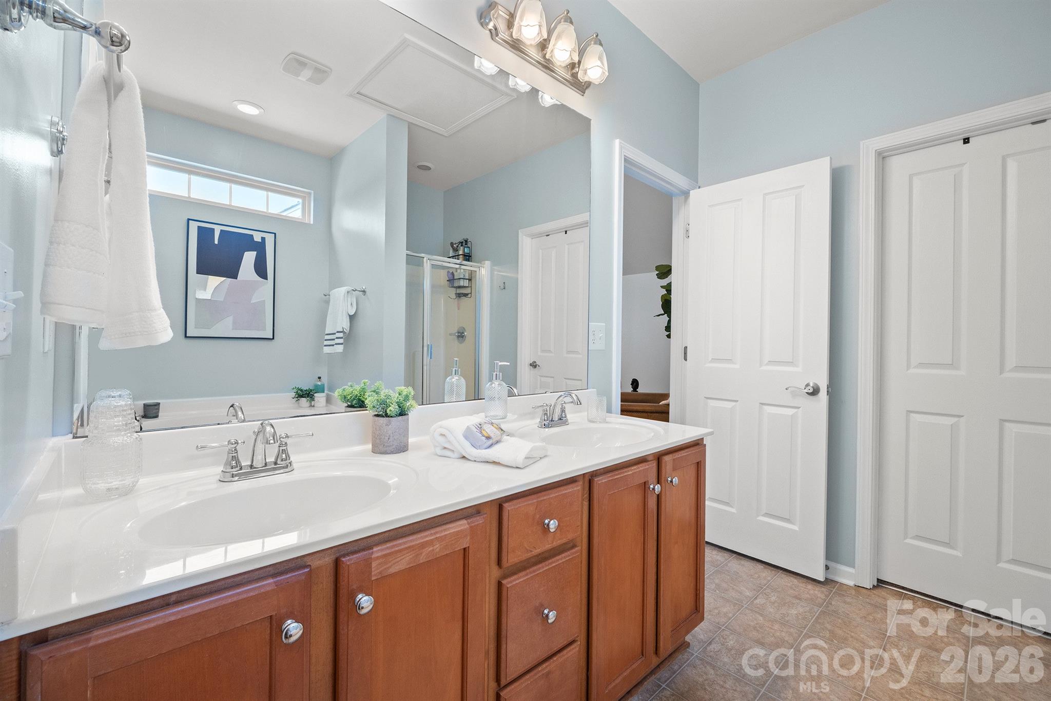 Large dual vanity primary bath - 14525 Holly Springs Drive, Huntersville