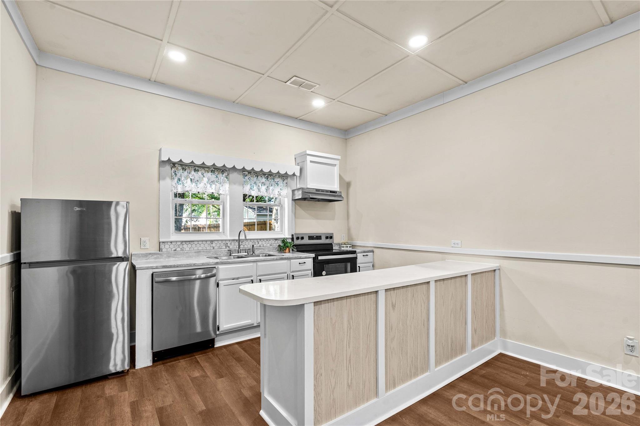 Open Kitchen with Breakfast Bar - 209 E Wilson Avenue, Mooresville