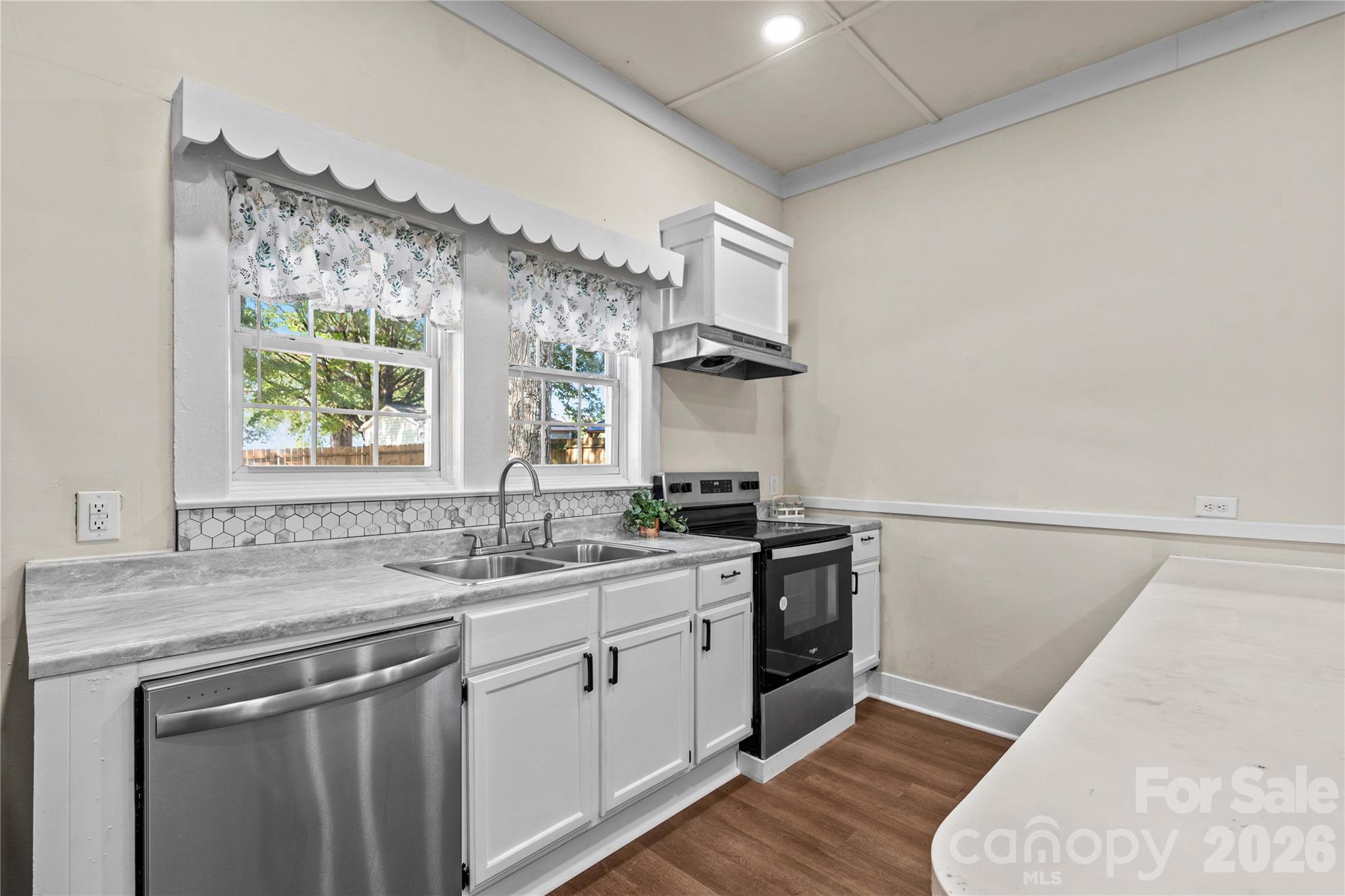Stainless Kitchen Appliances - 209 E Wilson Avenue, Mooresville