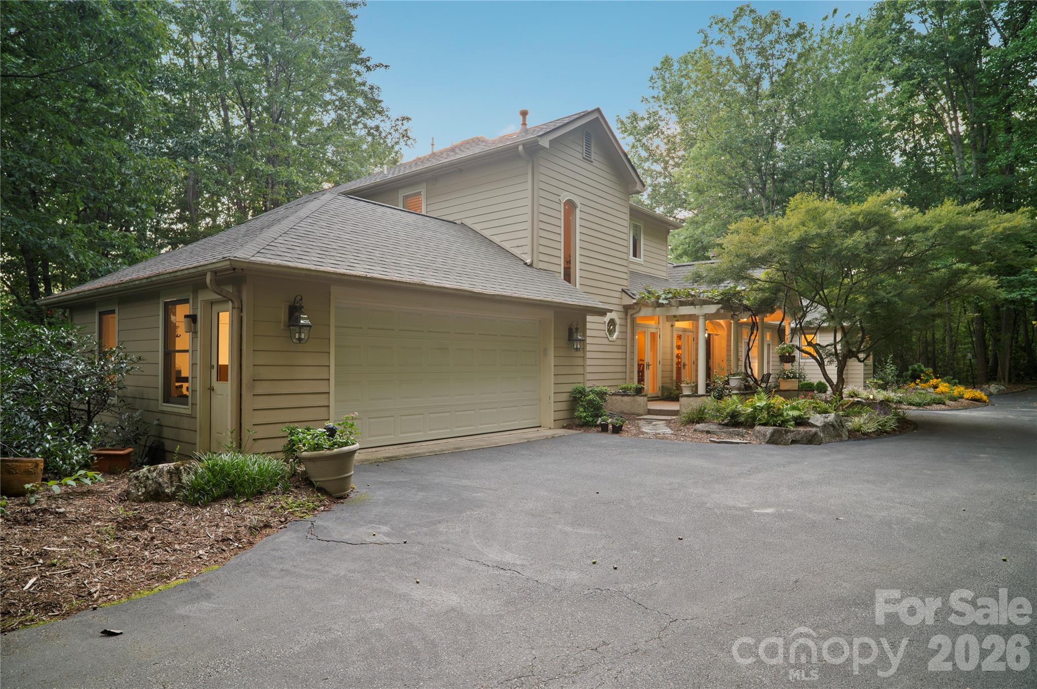 Single Family Residence at 4 Citadel Lane, Hendersonville, photo 3 of 48