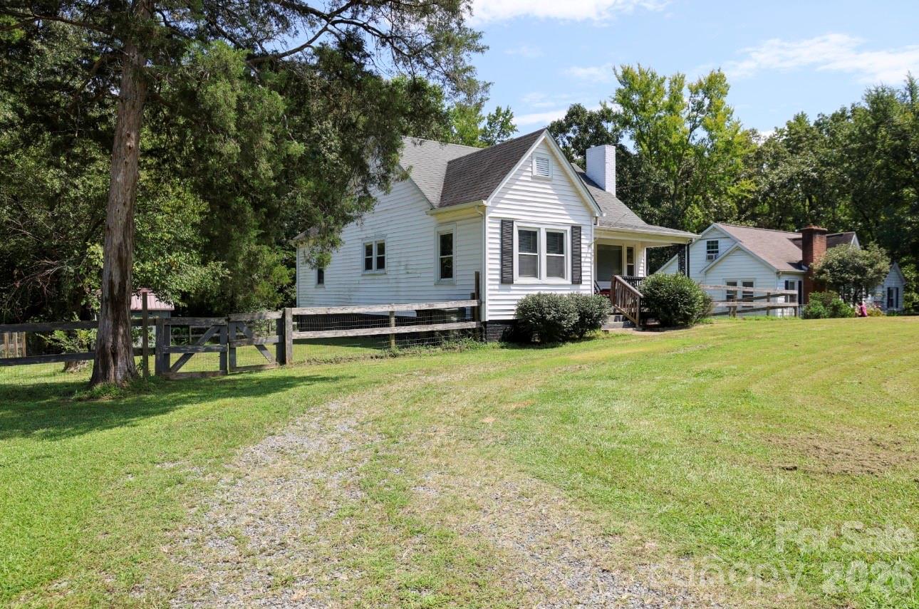 Single Family Residence at 370 Belvedere Drive NW, Concord, photo 2 of 11