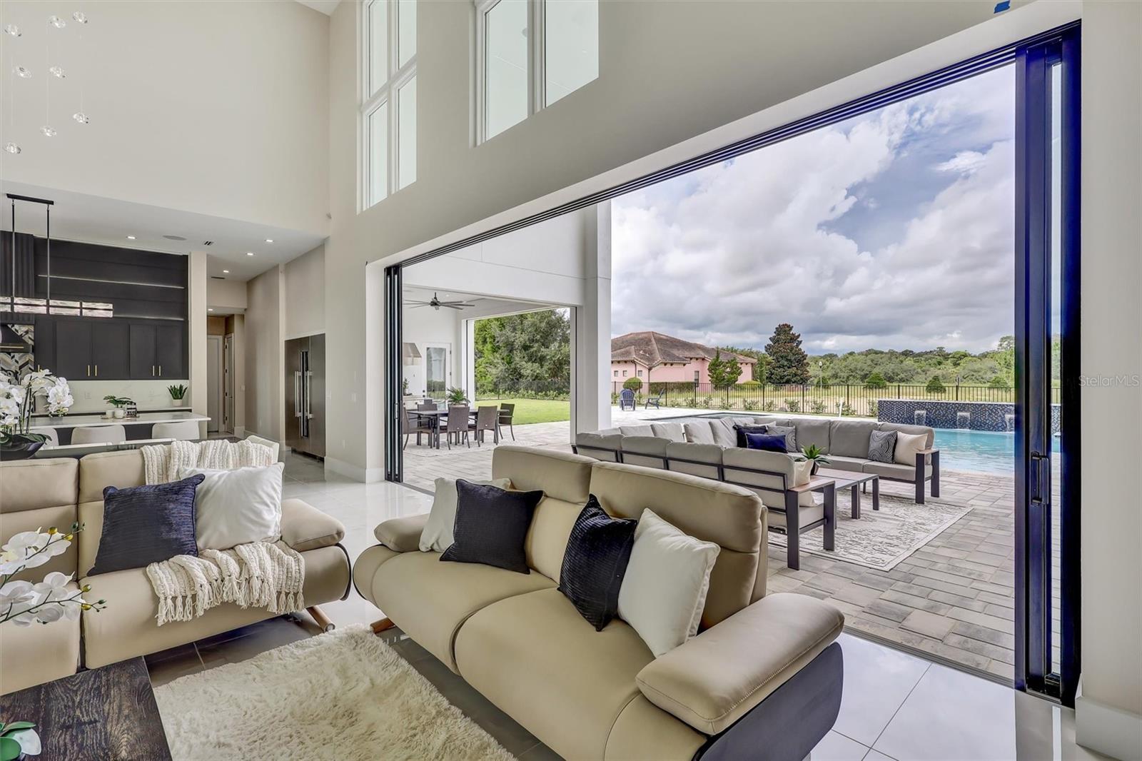 A remarkable 24-foot wall of pocketing glass doors opens completely to the covered lanai - 1002 COYOTE CREEK WAY, REUNION
