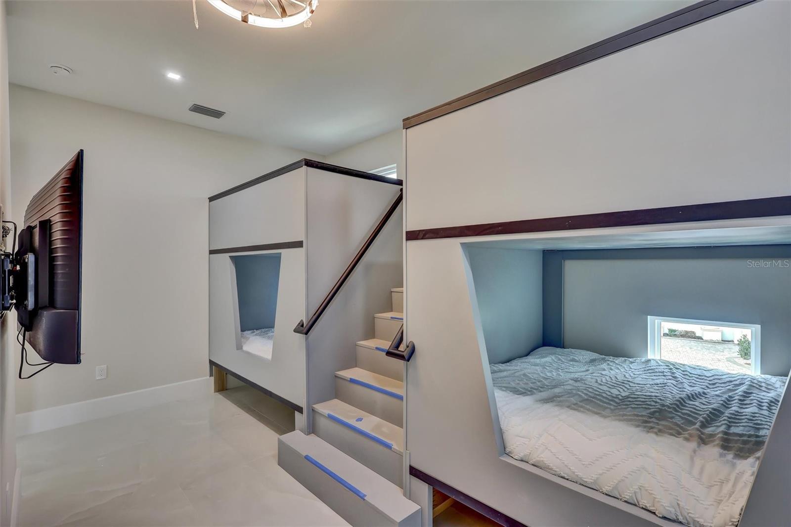 Architectural bunk structures create a one-of-a-kind guest retreat - 1002 COYOTE CREEK WAY, REUNION