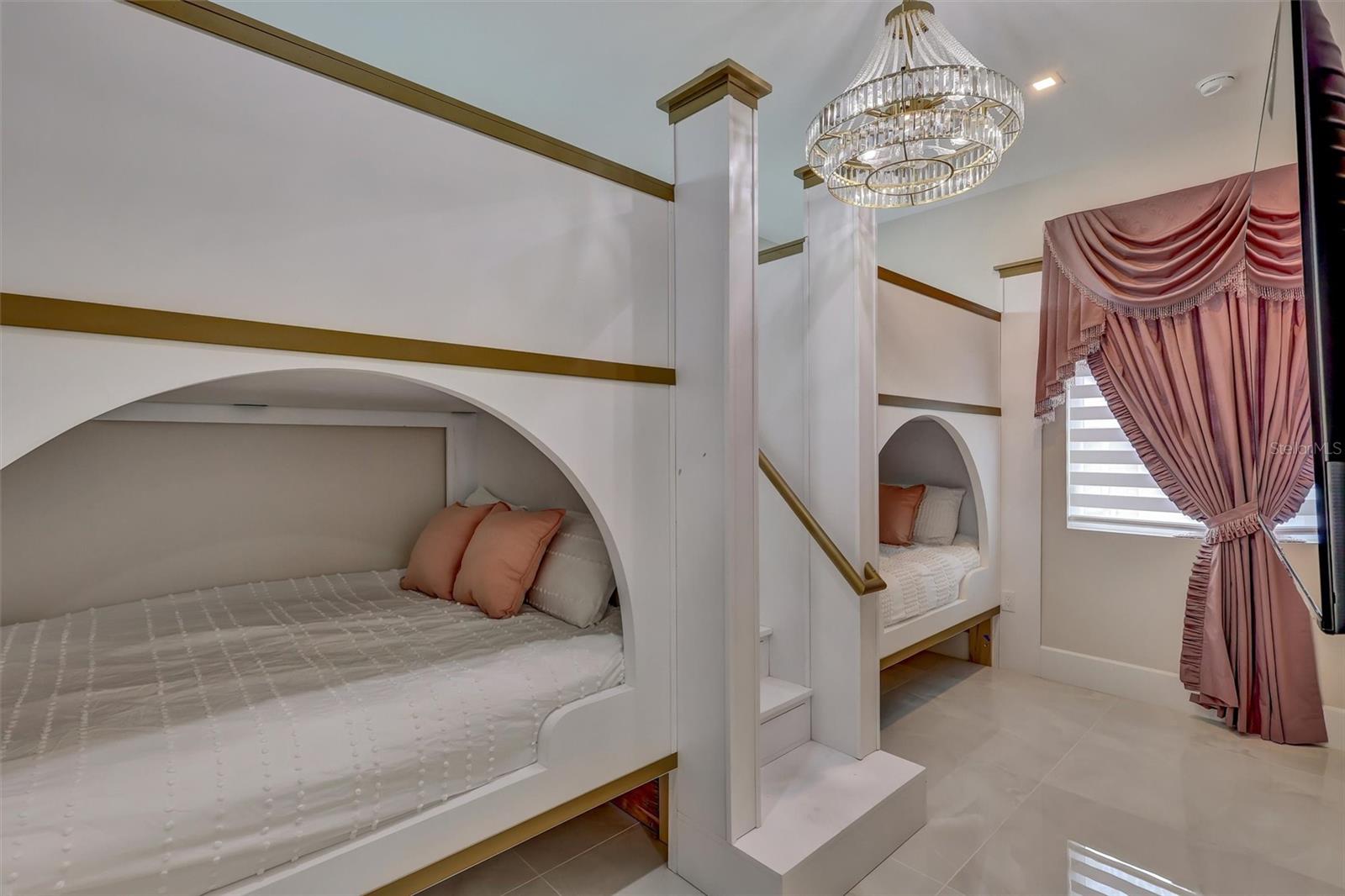Whimsical custom bunk room ready to become an imaginative themed escape - 1002 COYOTE CREEK WAY, REUNION