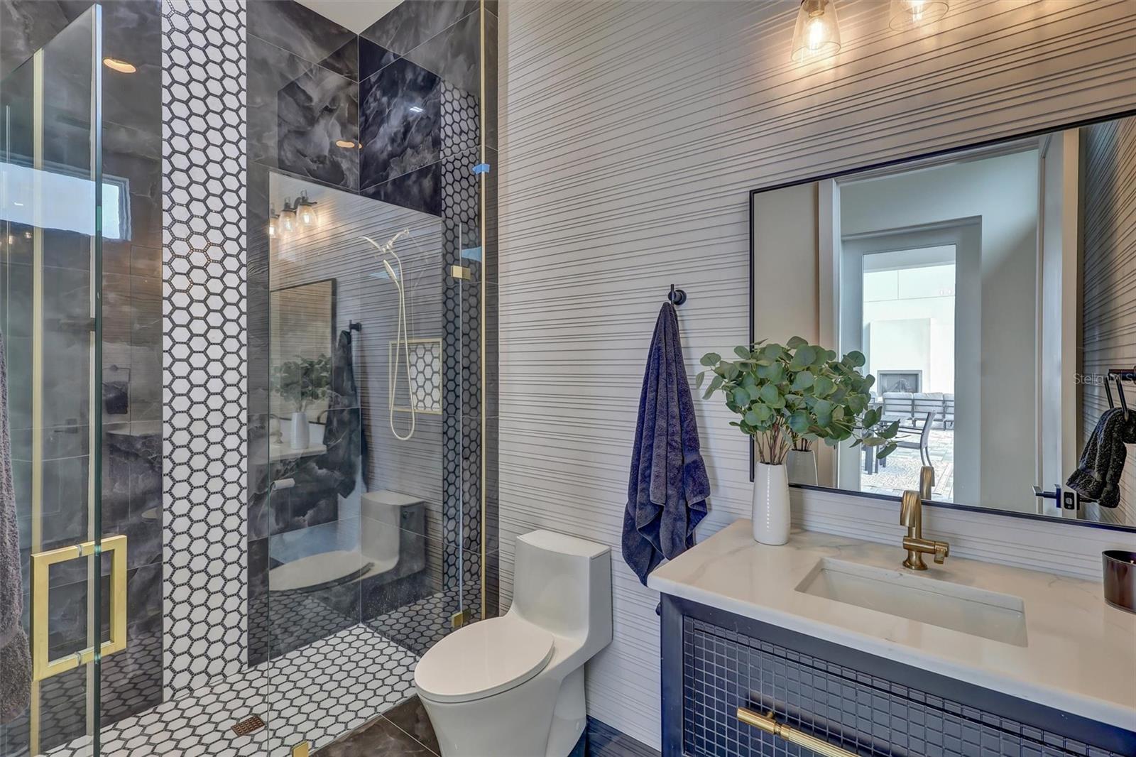 Stylish pool bath conveniently positioned for outdoor living. Shower tiled to the ceiling - 1002 COYOTE CREEK WAY, REUNION