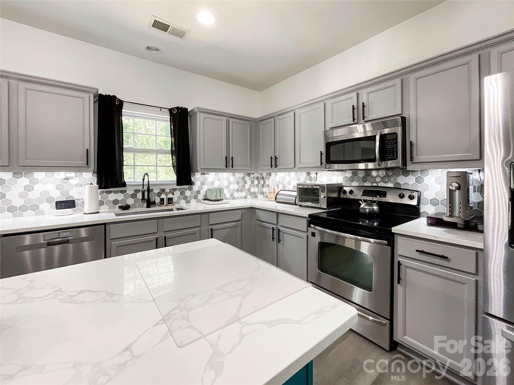 Single Family Residence at 6019 Grassy Knoll Circle, Matthews, photo 9 of 43