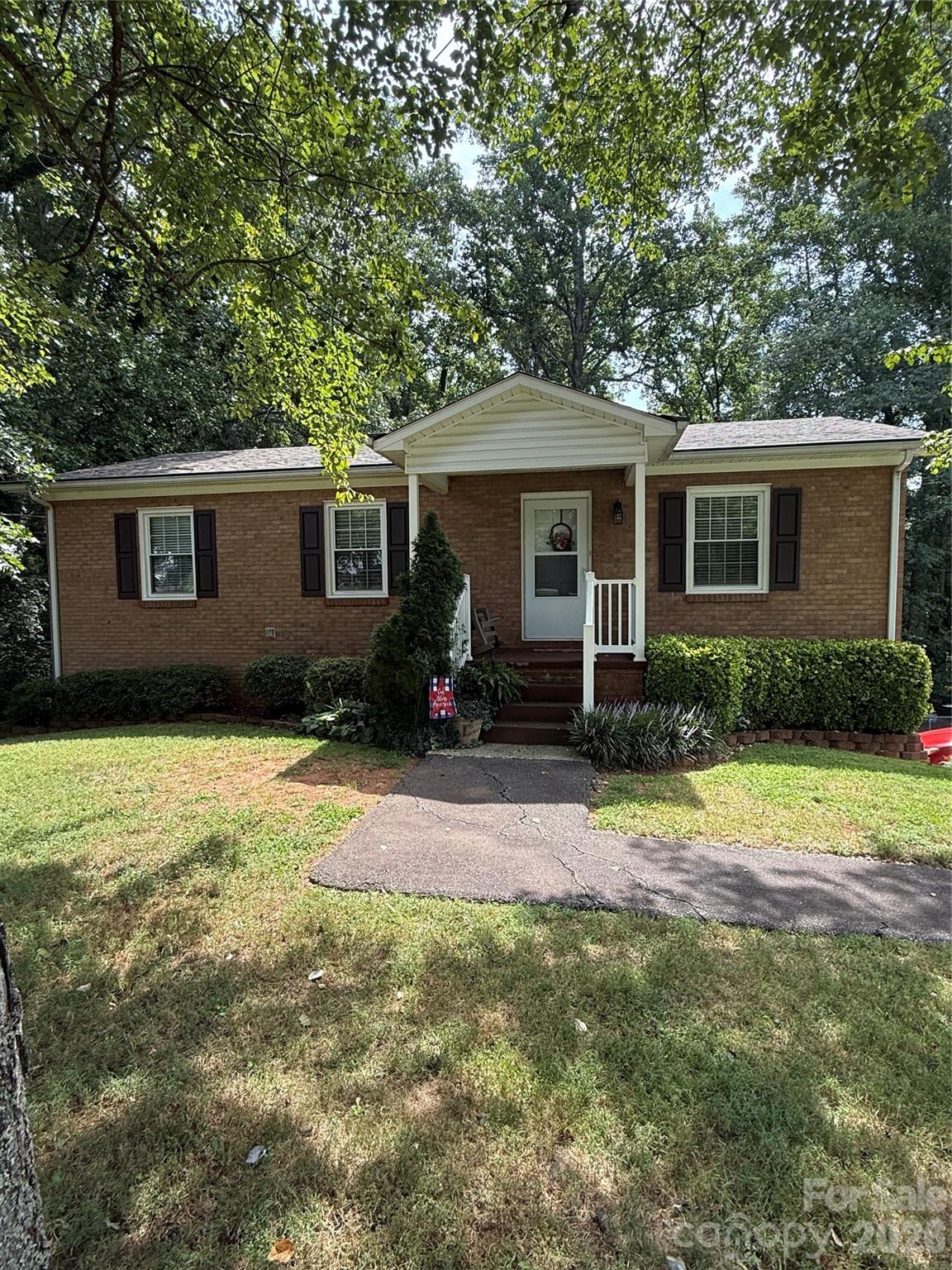 Single Family Residence at 192 Heritage View Road, Hickory, photo 2 of 17
