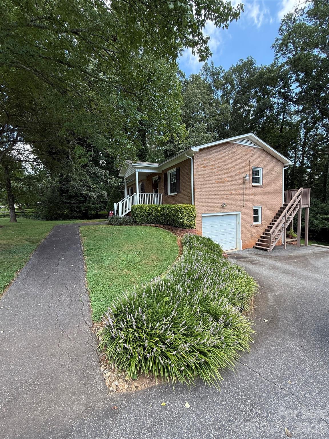 Single Family Residence at 192 Heritage View Road, Hickory, photo 3 of 17