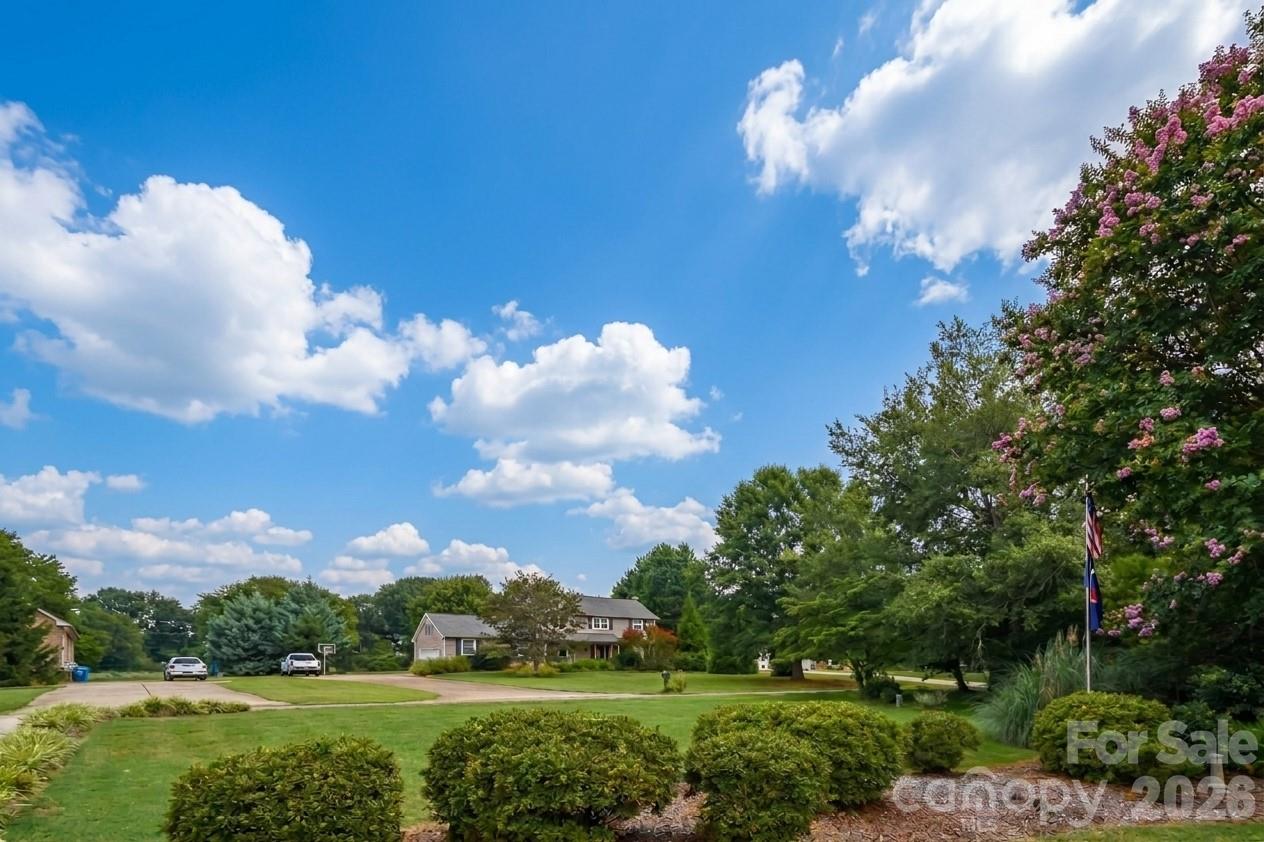 Single Family Residence at 127 Fairway Drive, Mooresville, photo 5 of 41