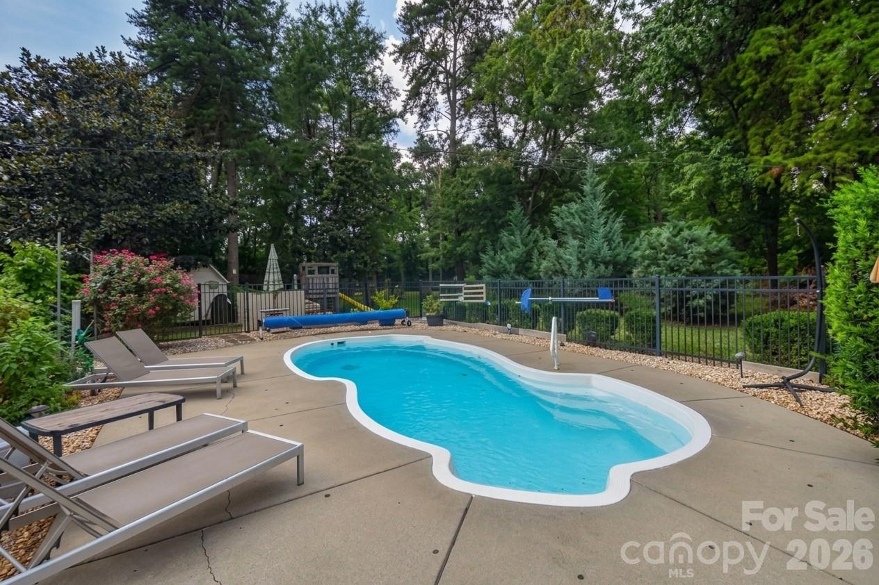 Single Family Residence at 127 Fairway Drive, Mooresville, photo 31 of 41