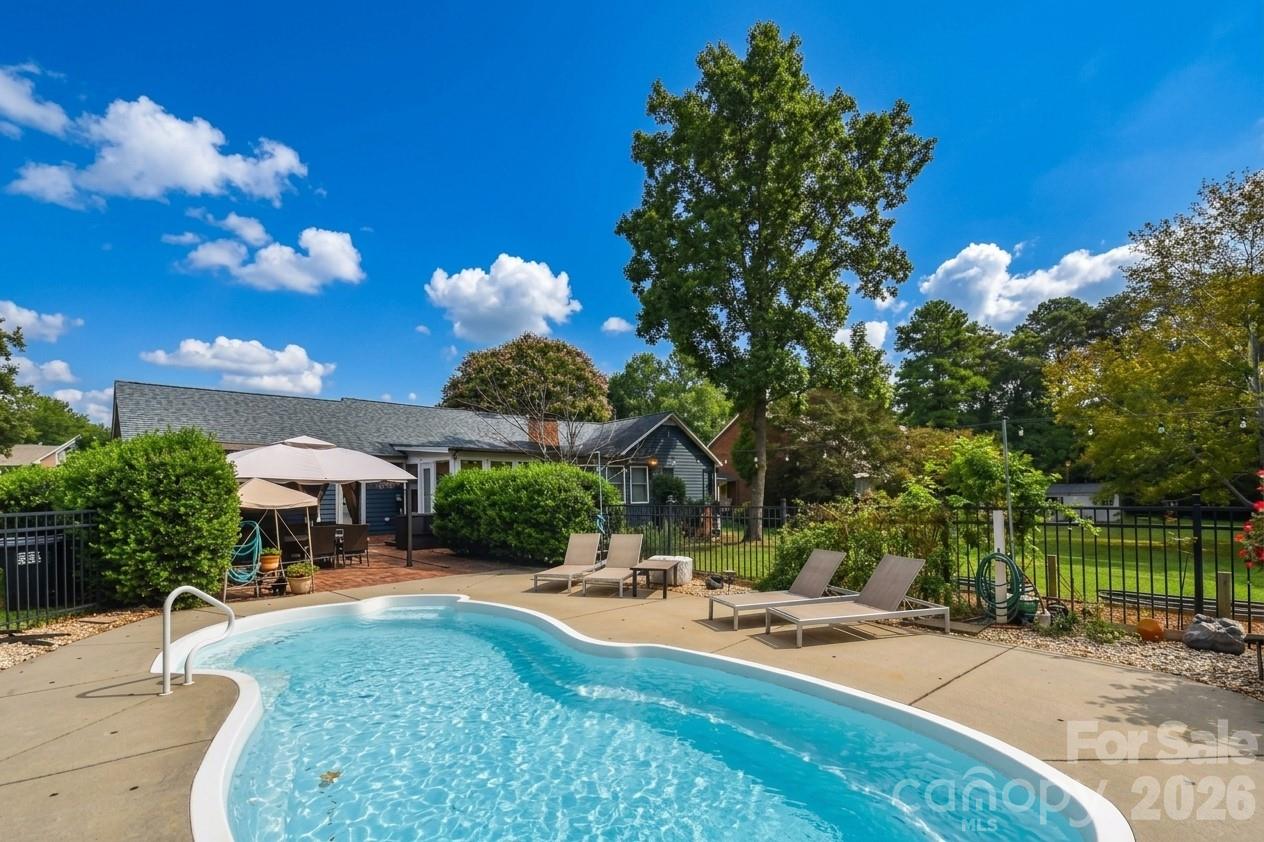 Single Family Residence at 127 Fairway Drive, Mooresville, photo 2 of 41