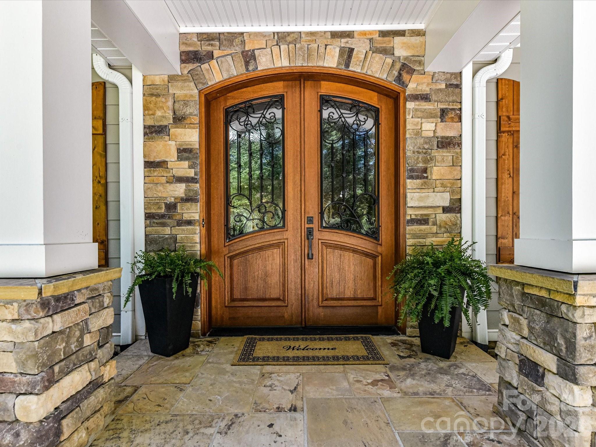 Single Family Residence at 16211 Terry Lane, Huntersville, photo 7 of 41