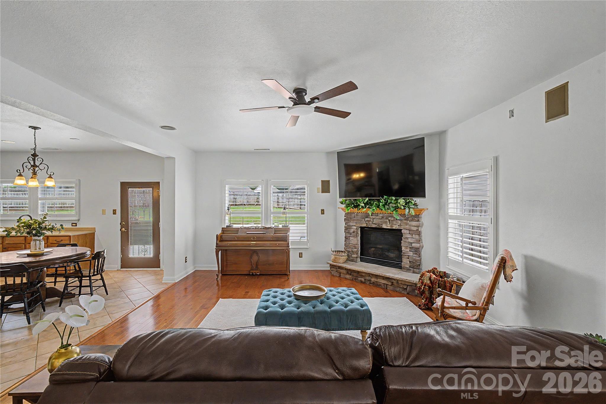 Single Family Residence at 329 Farm Springs Drive, Mount Holly, photo 12 of 28
