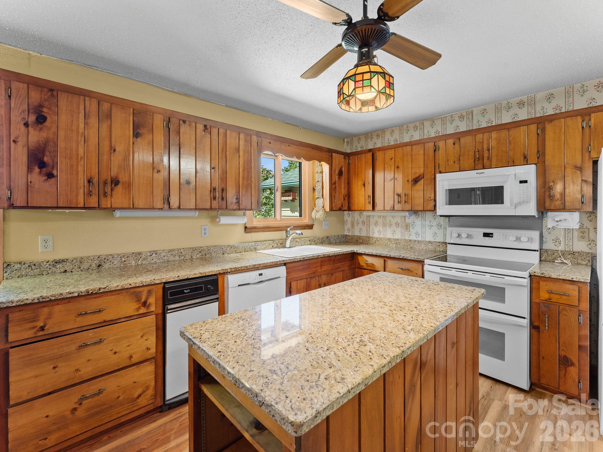 Kitchen has new appliances, (except for the trash compactor) - 977 Morning Ride Drive, Columbus