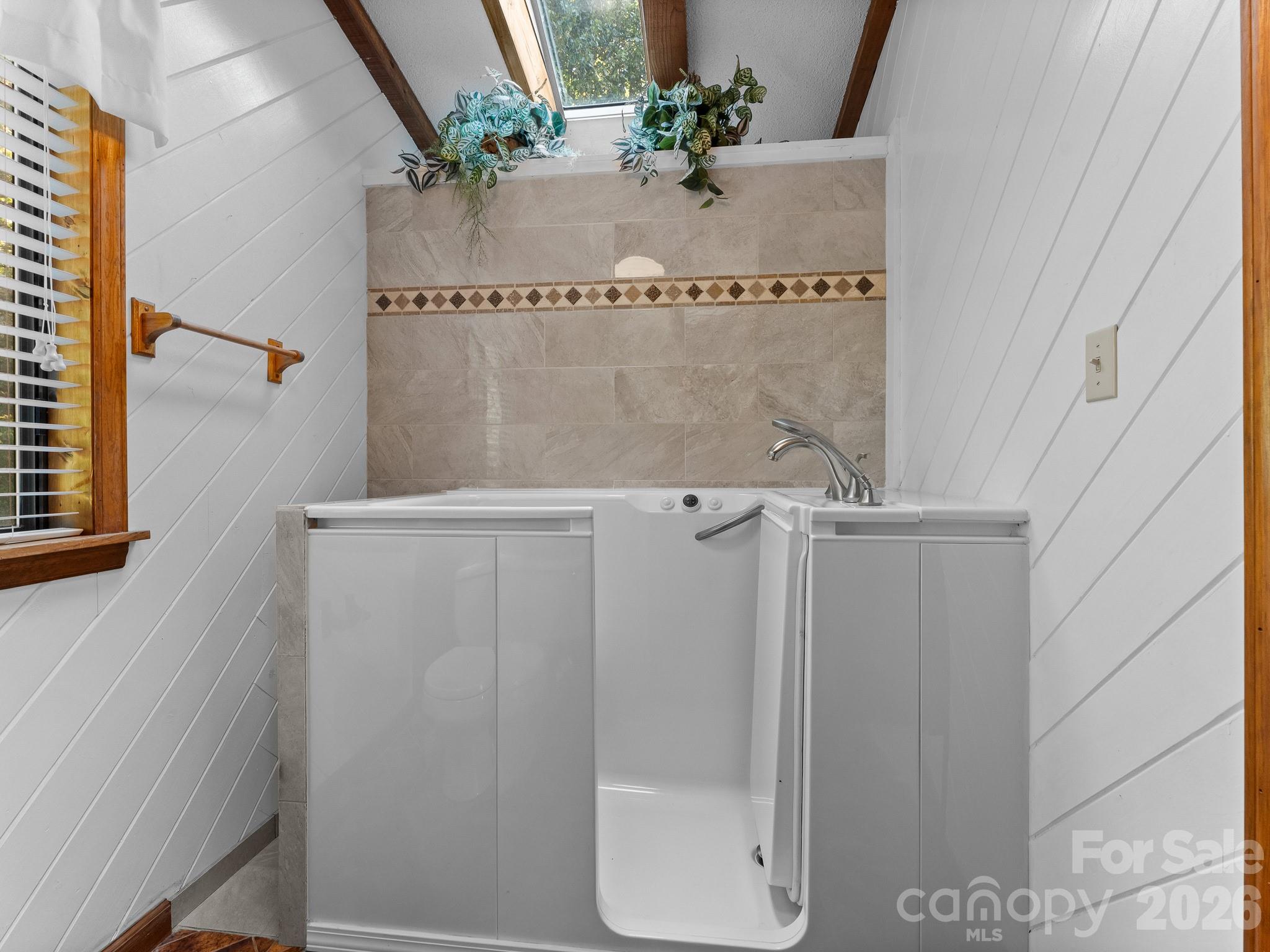 Walk-in tub in Primary Bathroom - 977 Morning Ride Drive, Columbus