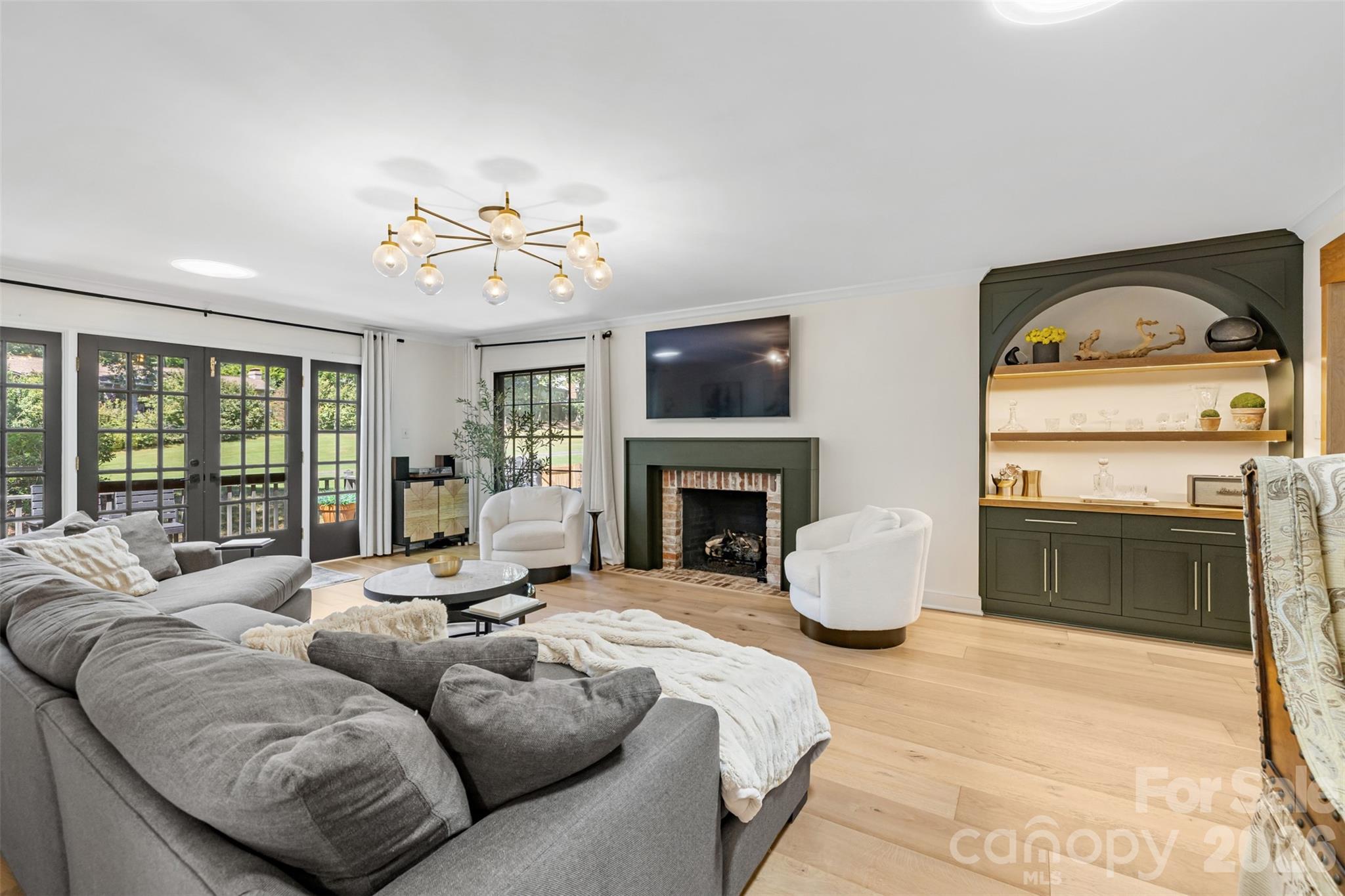 10" white oak flooring throughout, custom built in with pull out cabinetry and gas logs surrounded by custom mantle - 10 Bald Eagle Road, Lake Wylie