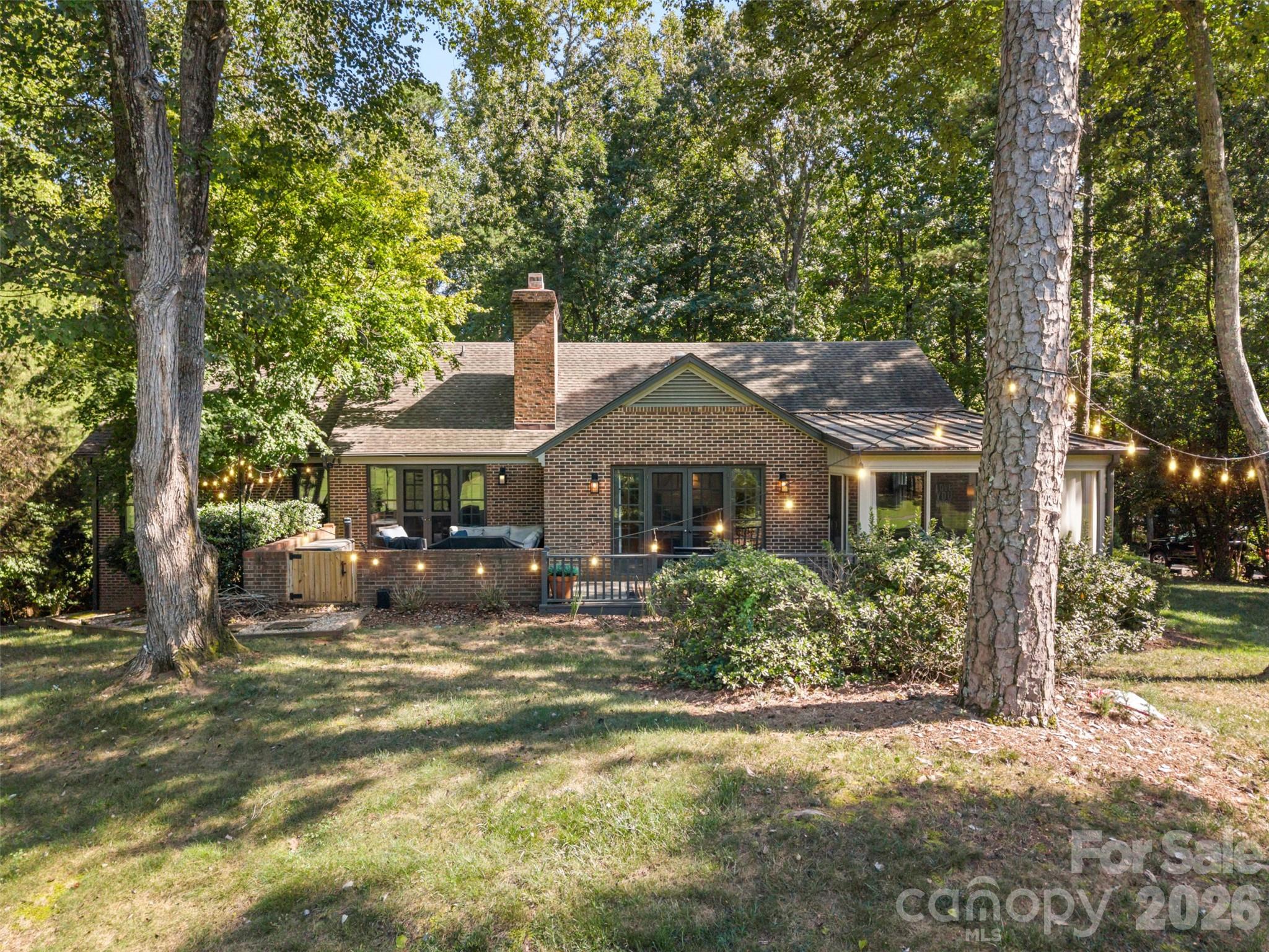 Nestled beneath mature hardwood trees - 10 Bald Eagle Road, Lake Wylie