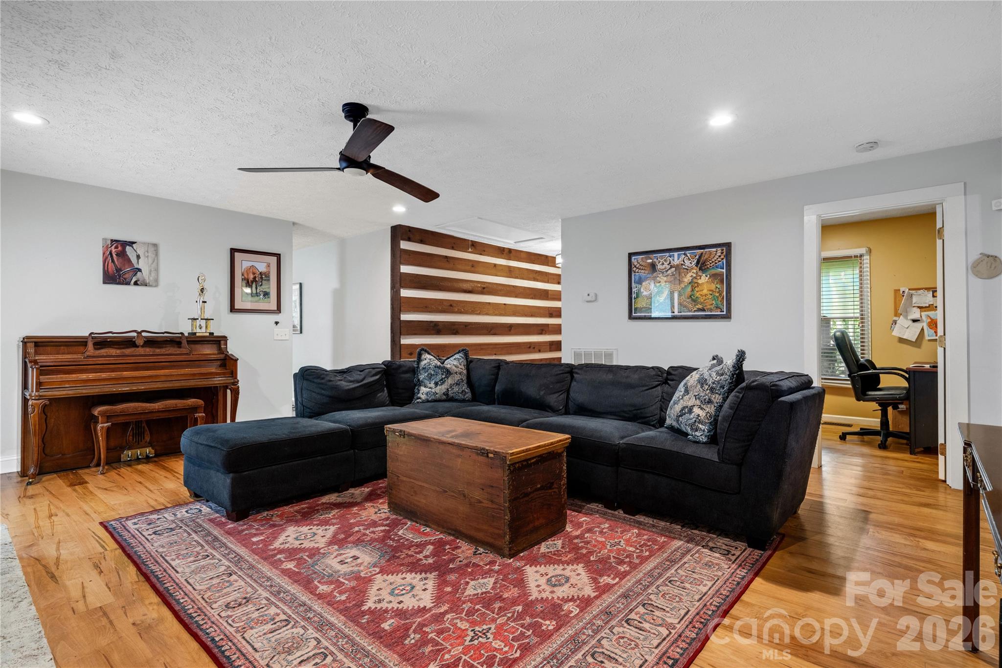 Large living room - 160 Palomino Trail, Mount Holly
