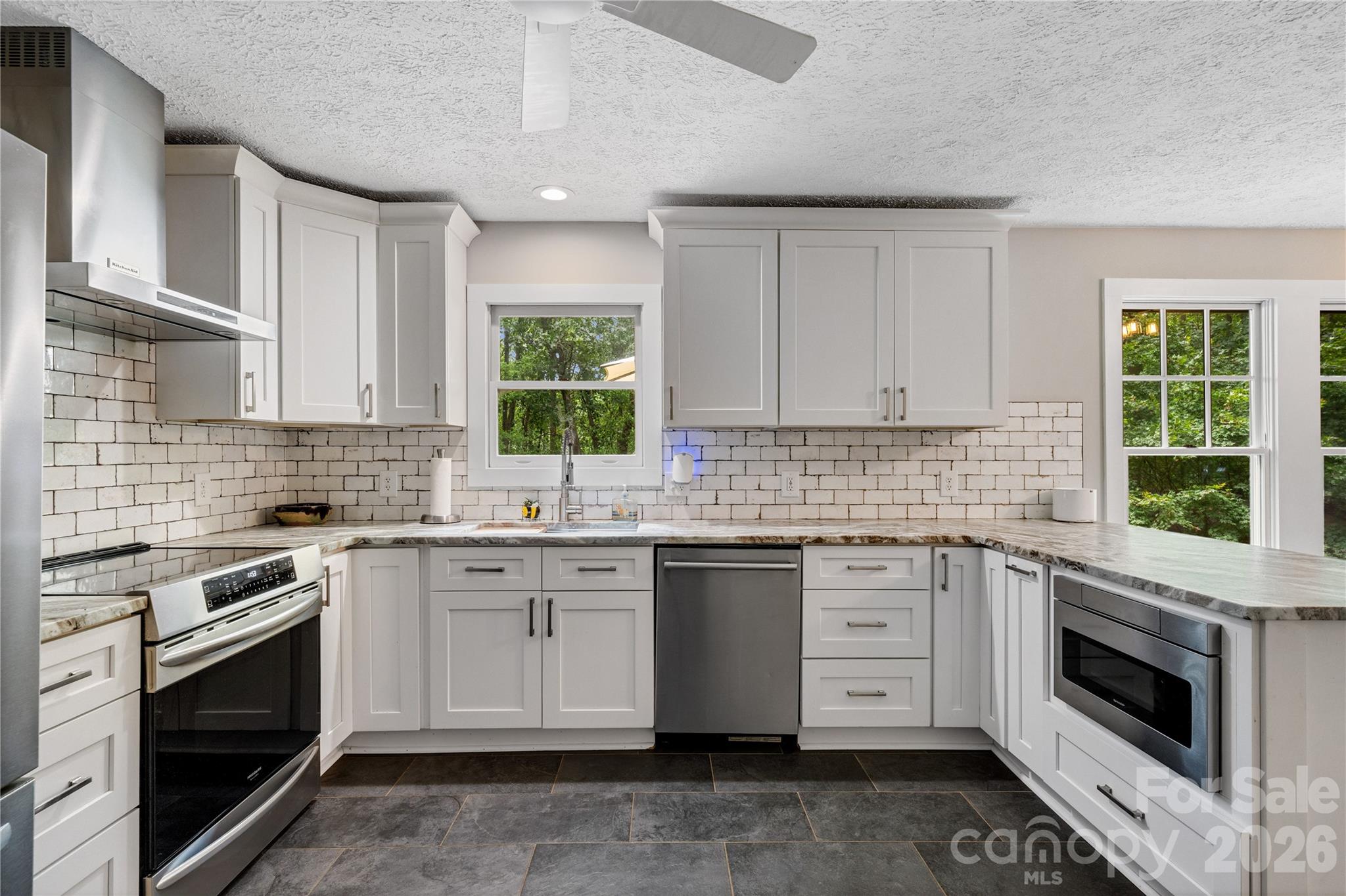 Updated kitchen - 160 Palomino Trail, Mount Holly