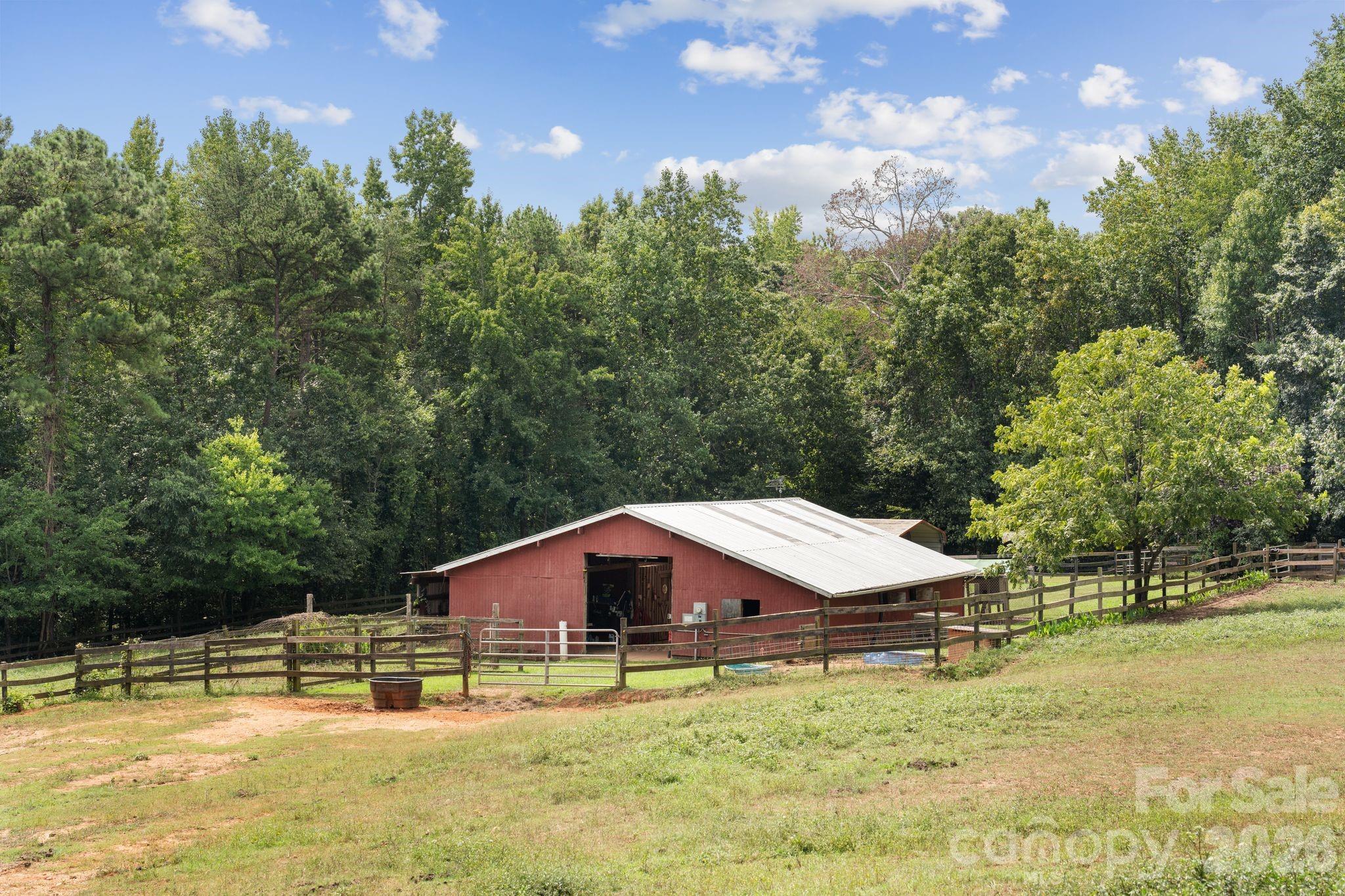 6 stall barn with center aisle - 160 Palomino Trail, Mount Holly