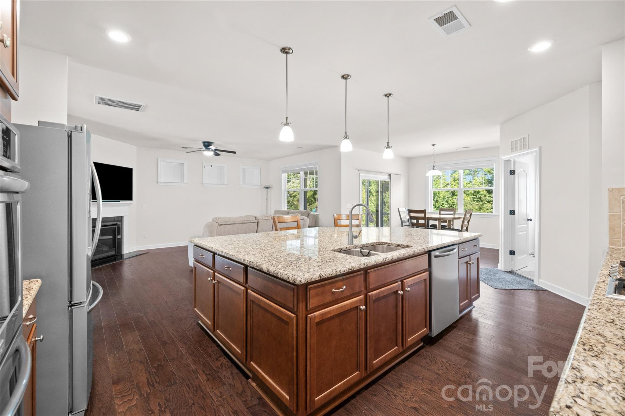 Single Family Residence at 640 Maple Hill Drive, Fort Mill, photo 13 of 40