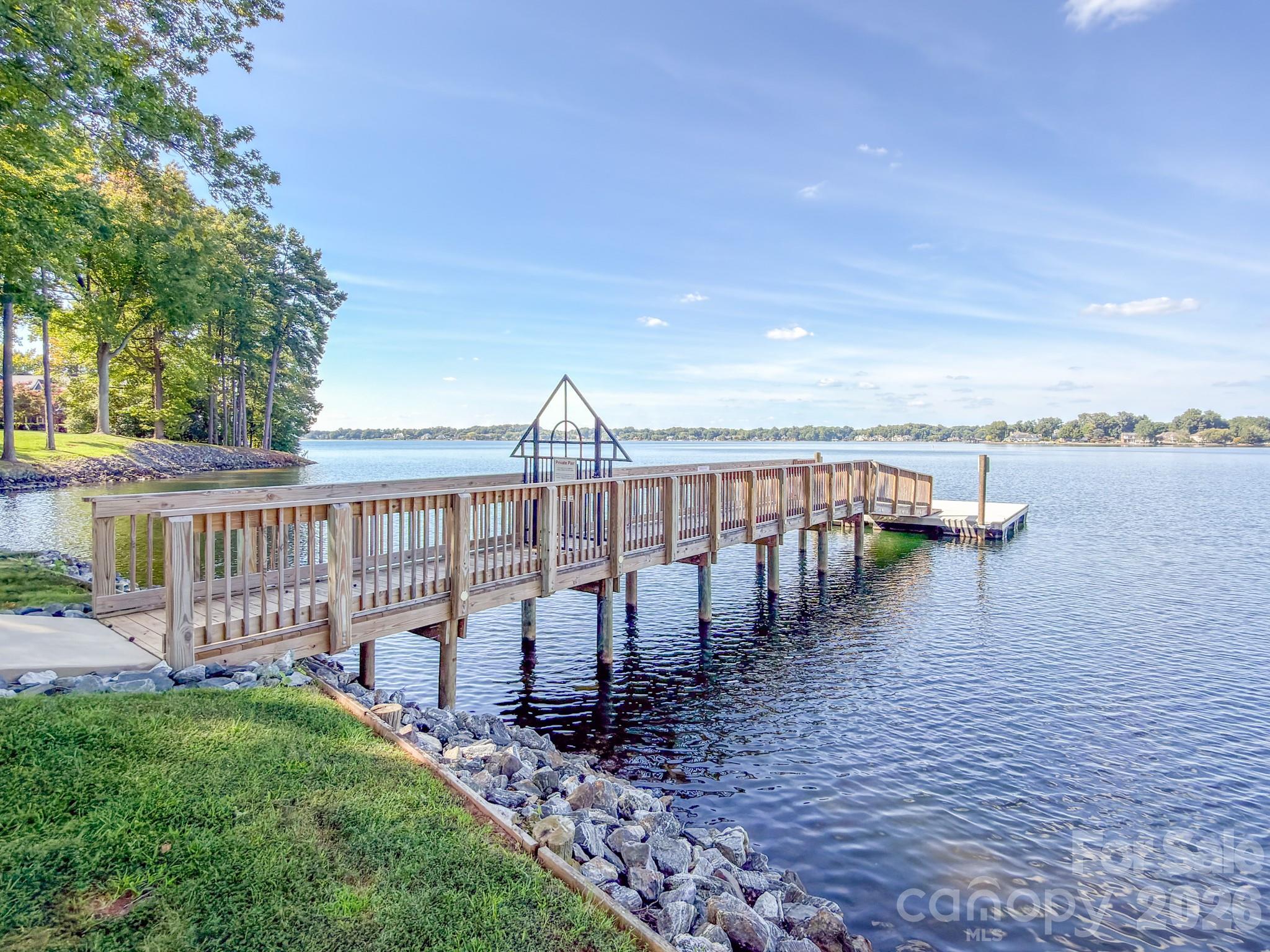 Community Day dock easy boat access for pick up and drop off - 327 Northwest Drive, Davidson