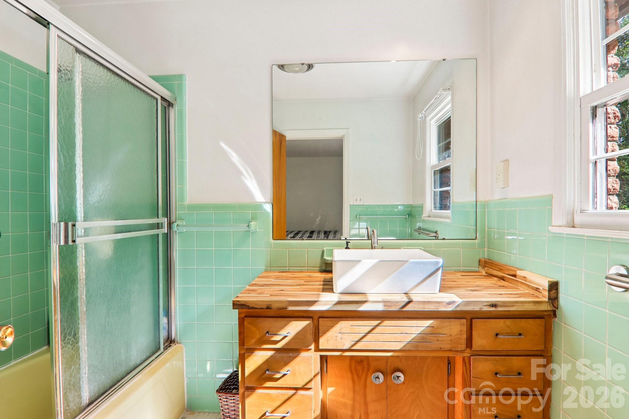 Kept the charm of the 1960's bathroom! - 333 Kenilworth Road, Asheville