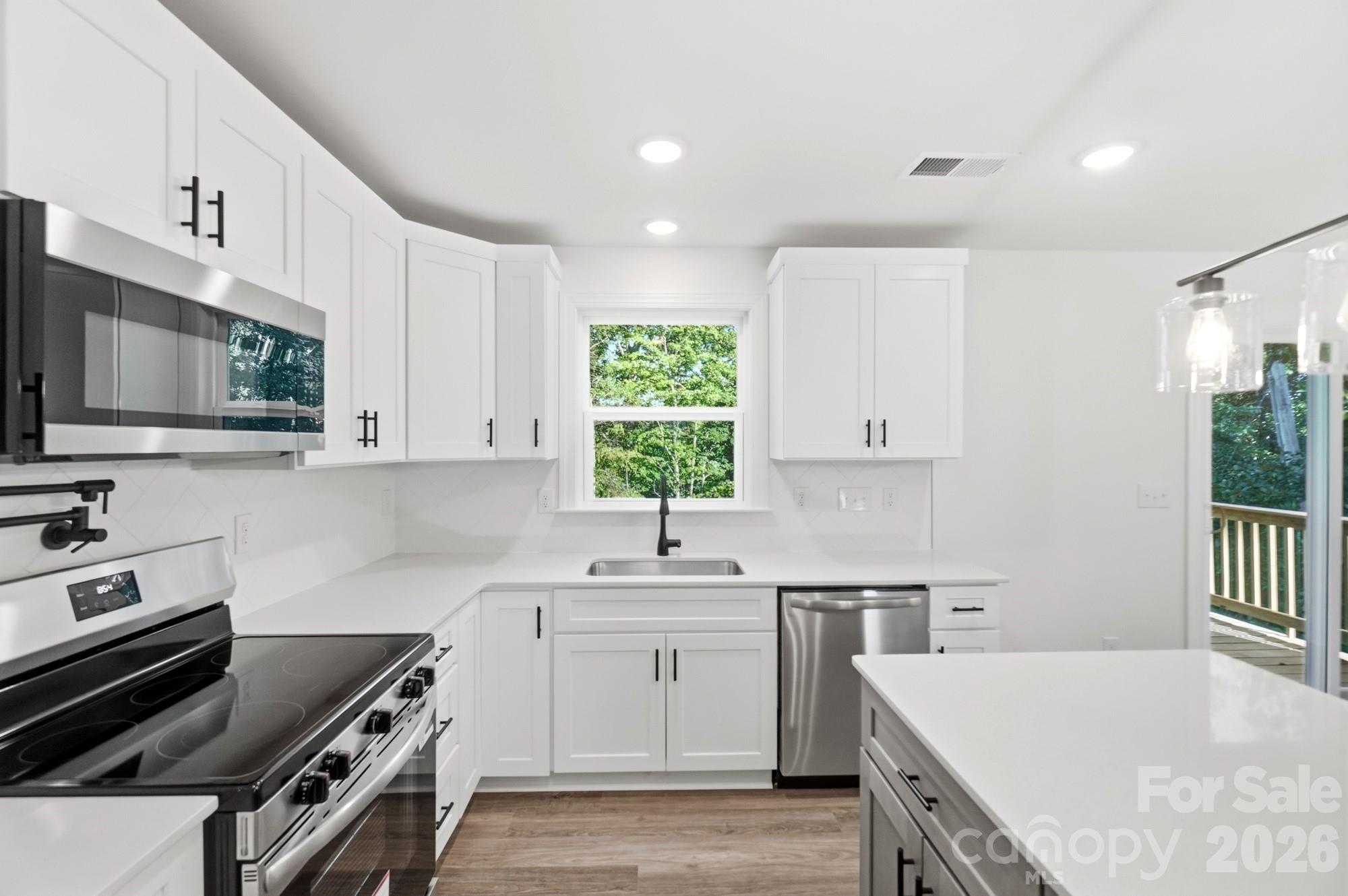 Single Family Residence at 1074 Mountain Crest Drive, Kings Mountain, photo 17 of 45