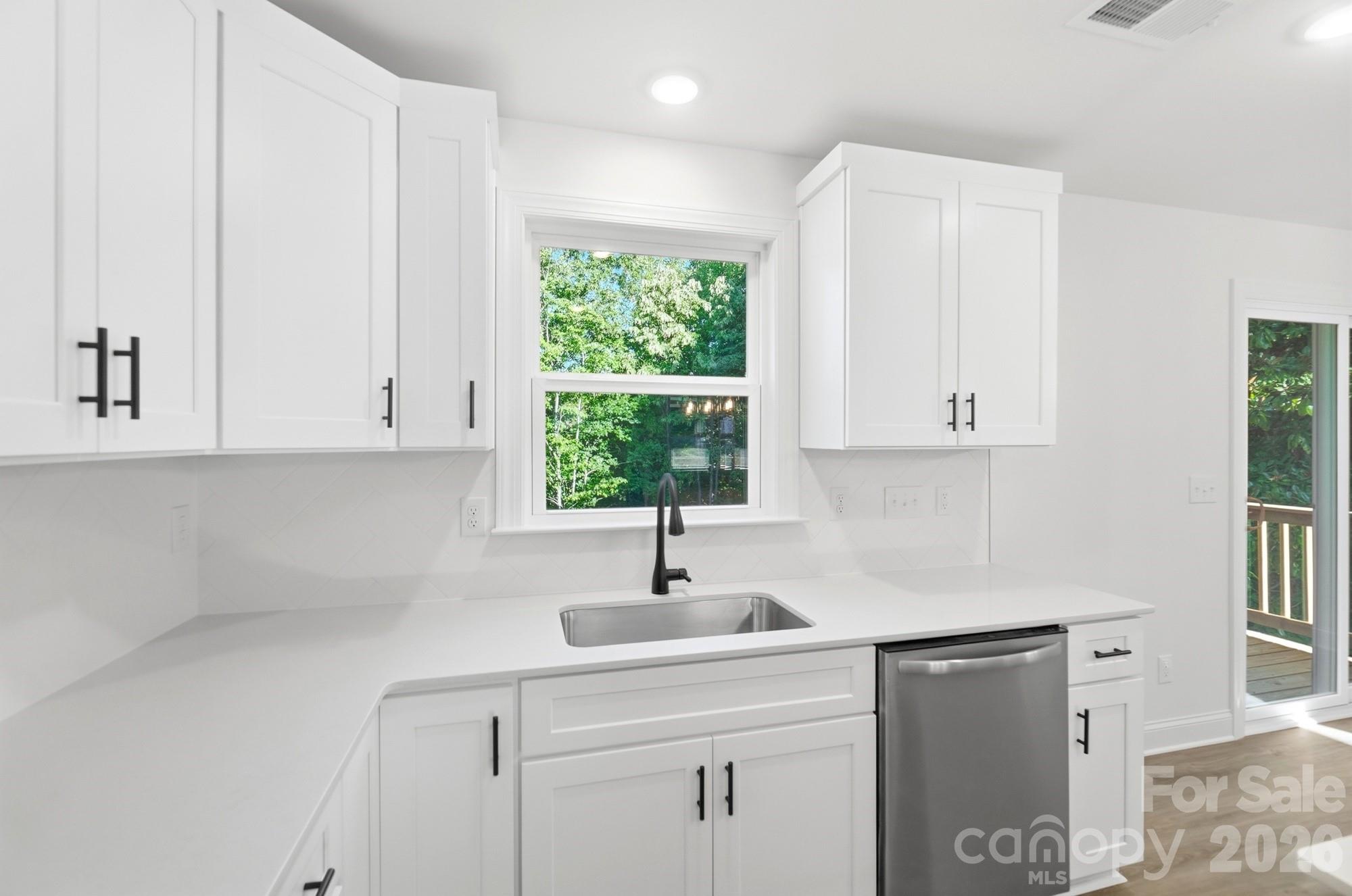 Single Family Residence at 1074 Mountain Crest Drive, Kings Mountain, photo 19 of 45